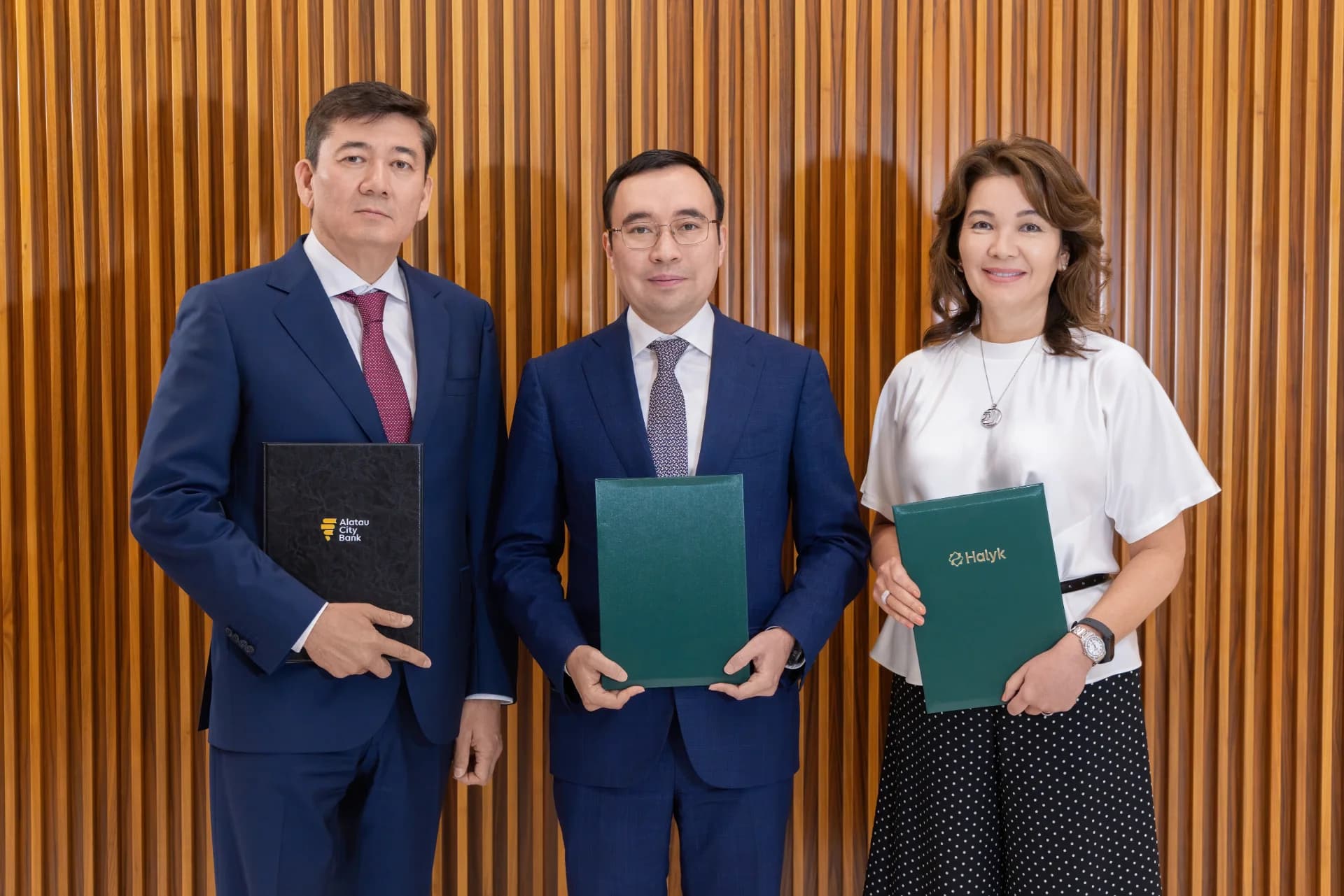 Руководители Alatau City Bank, Alatau City Authority и Halyk Bank после закрепления стратегического партнерства Руководители Alatau City Bank, Alatau City Authority и Halyk Bank после закрепления стратегического партнерства