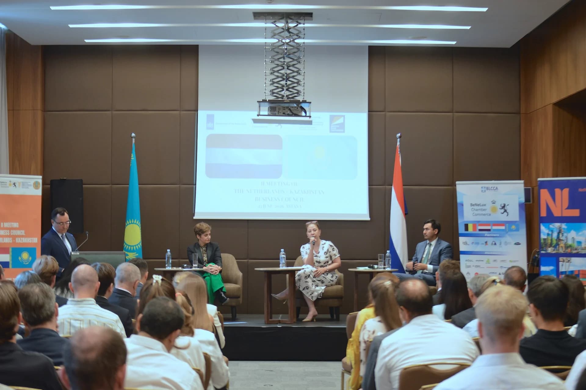 Руководитель по проектам АО «НК «KAZAKH INVEST» Райхан Исмаилова, руководитель программ RVO Газиза Бахмани и директор Департамента международного сотрудничества АО «НУХ «Байтерек» Сакен Олжабаев обсуждают синергию суверенных финансовых инструментов и европейских программ поддержки на полях панельной сессии делового совета. Руководитель по проектам АО «НК «KAZAKH INVEST» Райхан Исмаилова, руководитель программ RVO Газиза Бахмани и директор Департамента международного сотрудничества АО «НУХ «Байтерек» Сакен Олжабаев обсуждают синергию суверенных финансовых инструментов и европейских программ поддержки на полях панельной сессии делового совета.