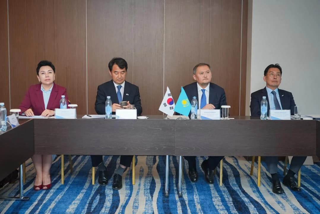 Представители профильного министерства, экспертной команды KAIST и инвесторы обсуждают этапы реализации проекта. Представители профильного министерства, экспертной команды KAIST и инвесторы обсуждают этапы реализации проекта.