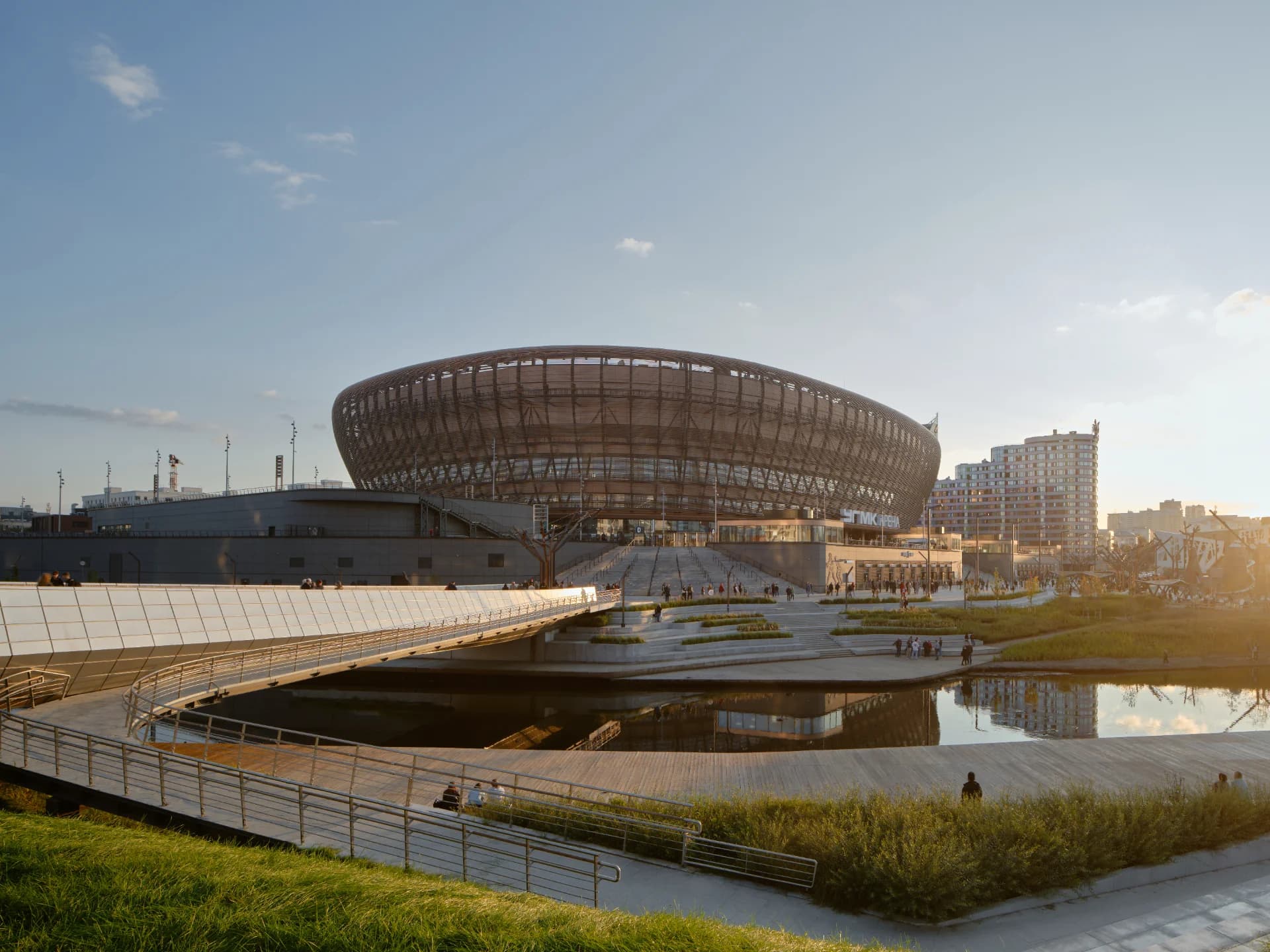 Фотография реализованного пешеходного моста и амфитеатров на набережной у Ледовой арены в Екатеринбурге, Россия. Проект выполнен S&P Landscape Architecture. Фото предоставлено S&P Landscape Architecture. Фотография реализованного пешеходного моста и амфитеатров на набережной у Ледовой арены в Екатеринбурге, Россия. Проект выполнен S&P Landscape Architecture. Фото предоставлено S&P Landscape Architecture.