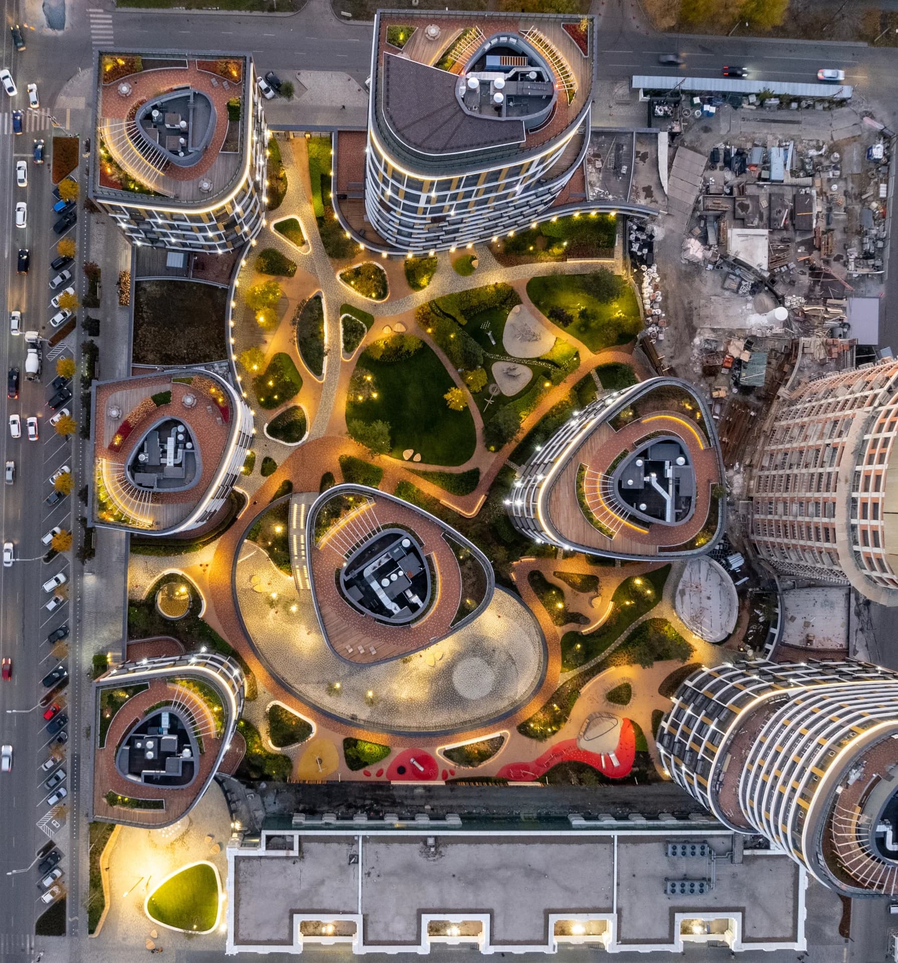 Фотография жилого комплекса Forum City в Екатеринбурге, Россия, выполненная с дрона. Проект ландшафта выполнен S&P Landscape Architecture. Изображение предоставлено S&P Landscape Architecture. Фотография жилого комплекса Forum City в Екатеринбурге, Россия, выполненная с дрона. Проект ландшафта выполнен S&P Landscape Architecture. Изображение предоставлено S&P Landscape Architecture.