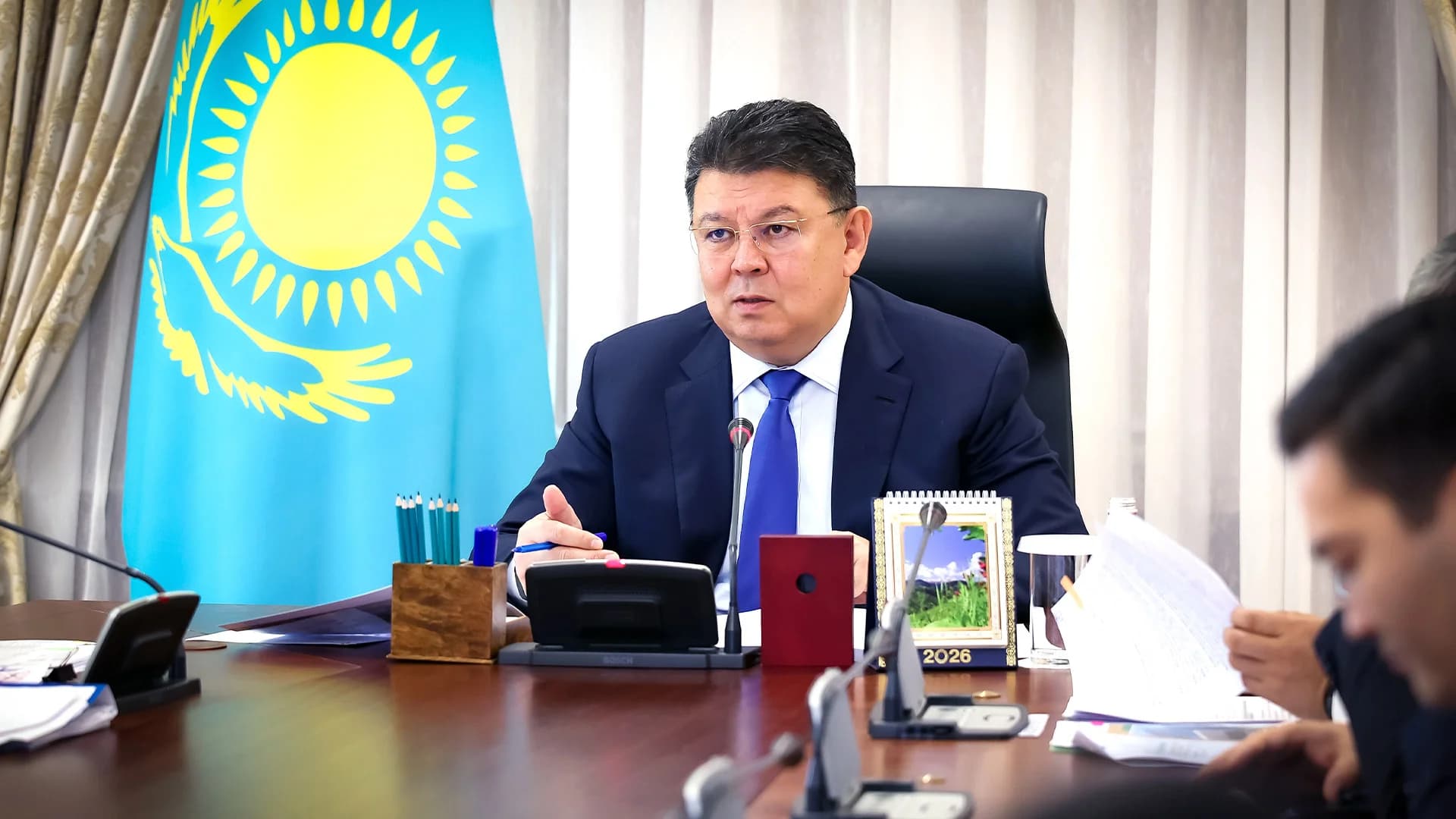 Заместитель Премьер-министра Канат Бозумбаев требует жесткого контроля за качеством тендерной документации и сроками реализации инфраструктурных проектов. Фото: пресс-служба Премьер-министра РК. Заместитель Премьер-министра Канат Бозумбаев требует жесткого контроля за качеством тендерной документации и сроками реализации инфраструктурных проектов. Фото: пресс-служба Премьер-министра РК.