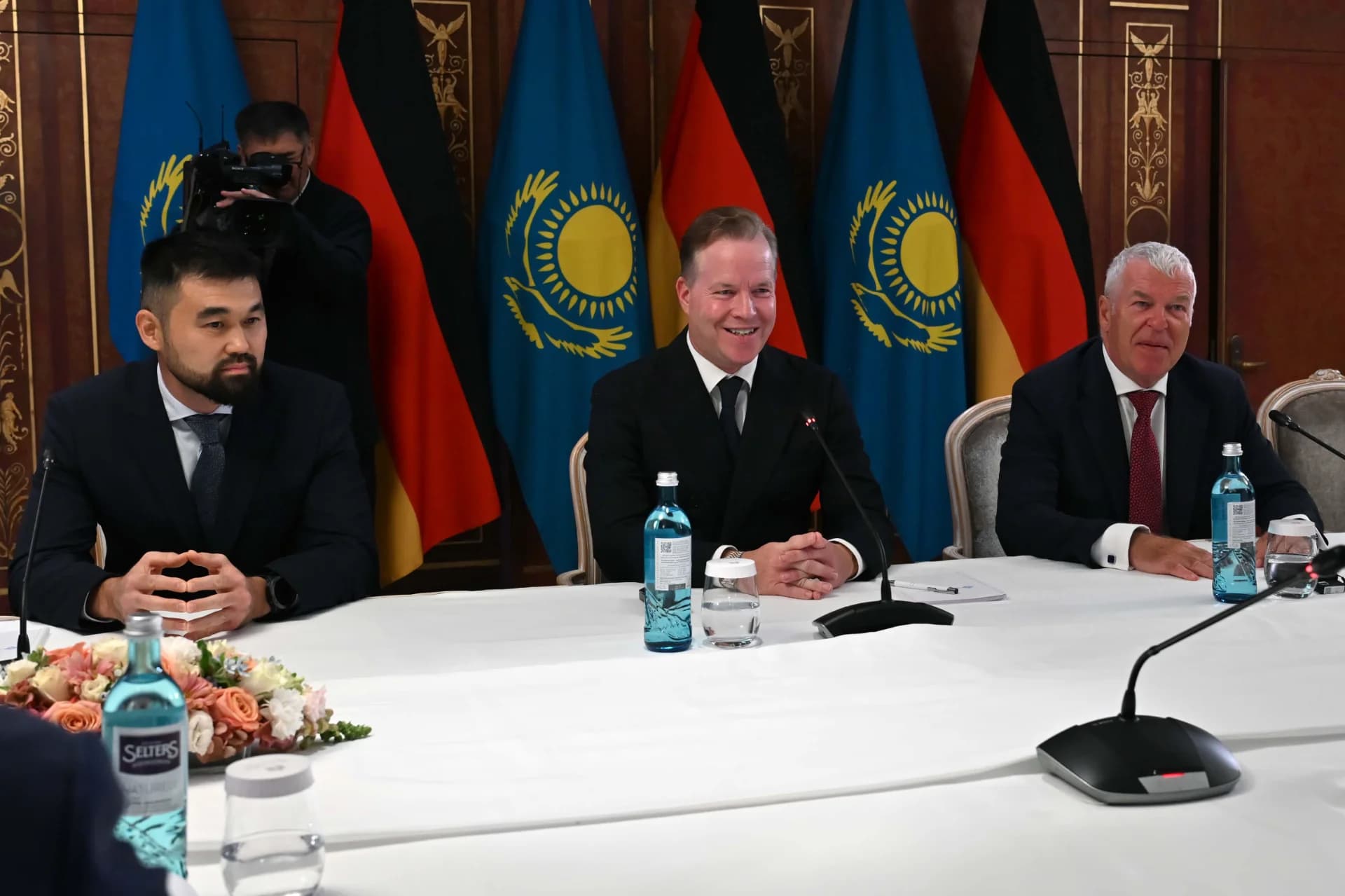 Председатель правления международной технологической группы Wilo Group Оливер Гермес (в центре) выразил готовность сделать Казахстан региональным хабом для Центральной Азии. Фото: Пресс-служба Акорды. Председатель правления международной технологической группы Wilo Group Оливер Гермес (в центре) выразил готовность сделать Казахстан региональным хабом для Центральной Азии. Фото: Пресс-служба Акорды.