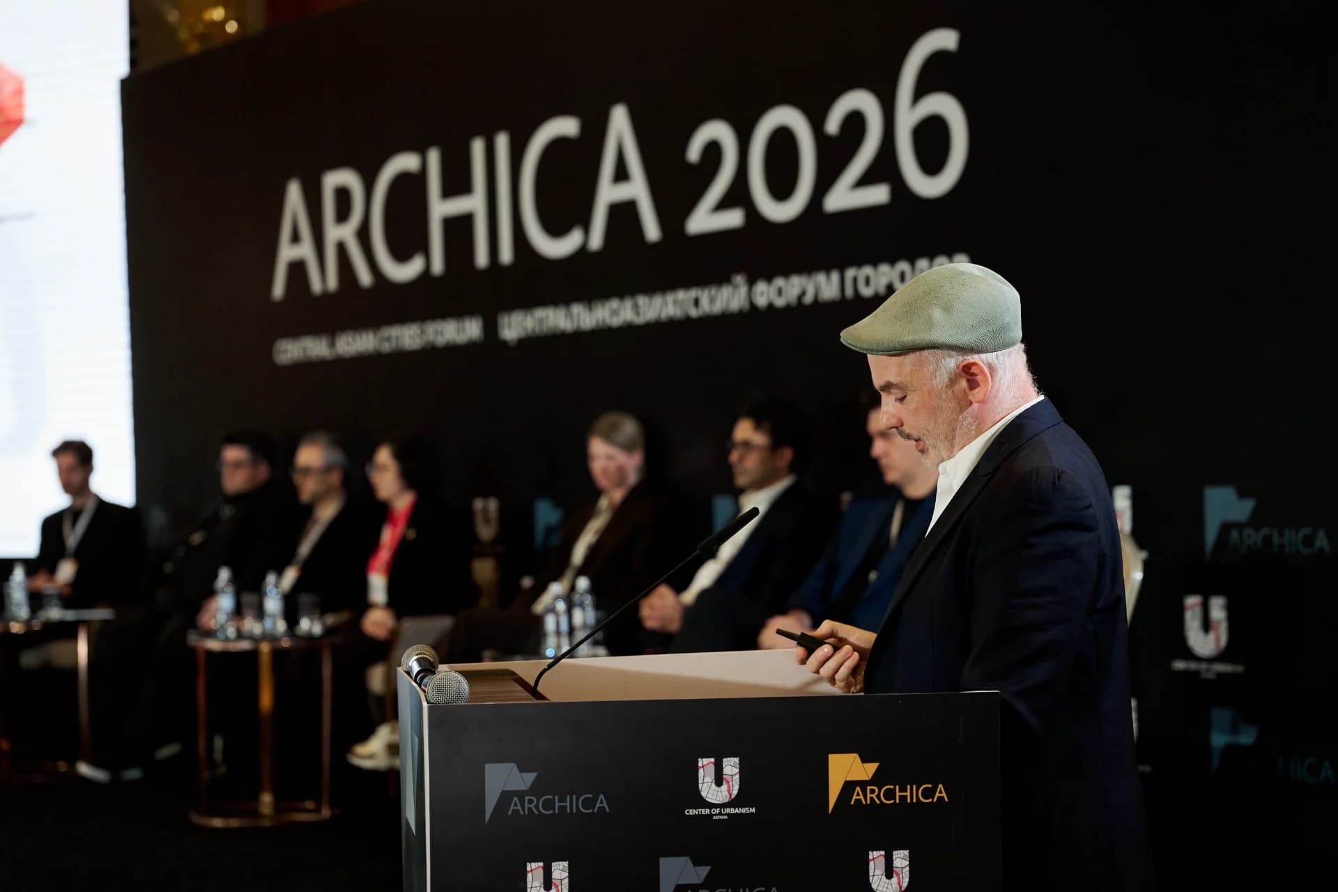 Основатель Harry Dobbs Design Гарри Доббс представил подходы к интеграции локального контекста и человекцентричного планирования. Фото: Adil Abiltayev / ARCHICA 2026 Основатель Harry Dobbs Design Гарри Доббс представил подходы к интеграции локального контекста и человекцентричного планирования. Фото: Adil Abiltayev / ARCHICA 2026