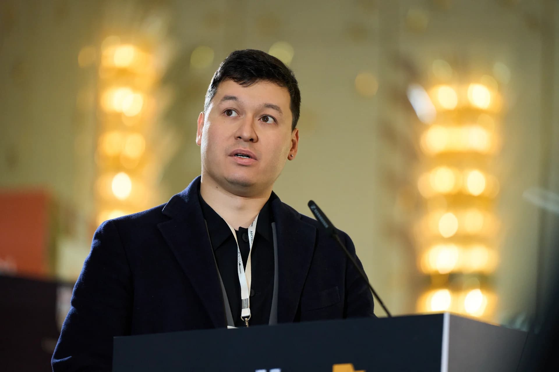 Основатель Lenz Architects Дамир Усенов на сессии, посвященной трансформации рабочих пространств и адаптивной офисной архитектуре. Фото: Adil Abiltayev / ARCHICA 2026 Основатель Lenz Architects Дамир Усенов на сессии, посвященной трансформации рабочих пространств и адаптивной офисной архитектуре. Фото: Adil Abiltayev / ARCHICA 2026