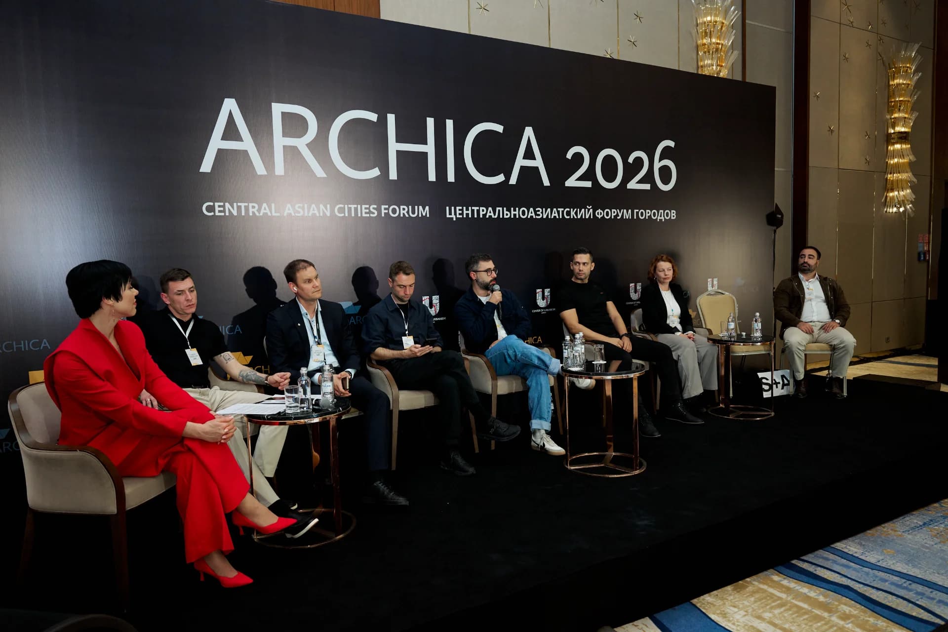 Участники сессии ARCHICA Crit «Пространства генерации прибыли и экономика впечатлений» (слева направо): Елена Рассказова (Helvar), Иван Муравьев (SWG), Дмитрий Корчуганов (ГК «ALUTECH»), Джеймс Доуэн (Dowen Farmer Architects), Николай Фанеев с микрофоном (IND), Сагдияр Аббазов (Killa Design), Ирина Ваганова (Orange Architects) и модератор Антонио Беттанкур Хенрикес (Saraiva + Associados). Фото: Adil Abiltayev / ARCHICA 2026 Участники сессии ARCHICA Crit «Пространства генерации прибыли и экономика впечатлений» (слева направо): Елена Рассказова (Helvar), Иван Муравьев (SWG), Дмитрий Корчуганов (ГК «ALUTECH»), Джеймс Доуэн (Dowen Farmer Architects), Николай Фанеев с микрофоном (IND), Сагдияр Аббазов (Killa Design), Ирина Ваганова (Orange Architects) и модератор Антонио Беттанкур Хенрикес (Saraiva + Associados). Фото: Adil Abiltayev / ARCHICA 2026