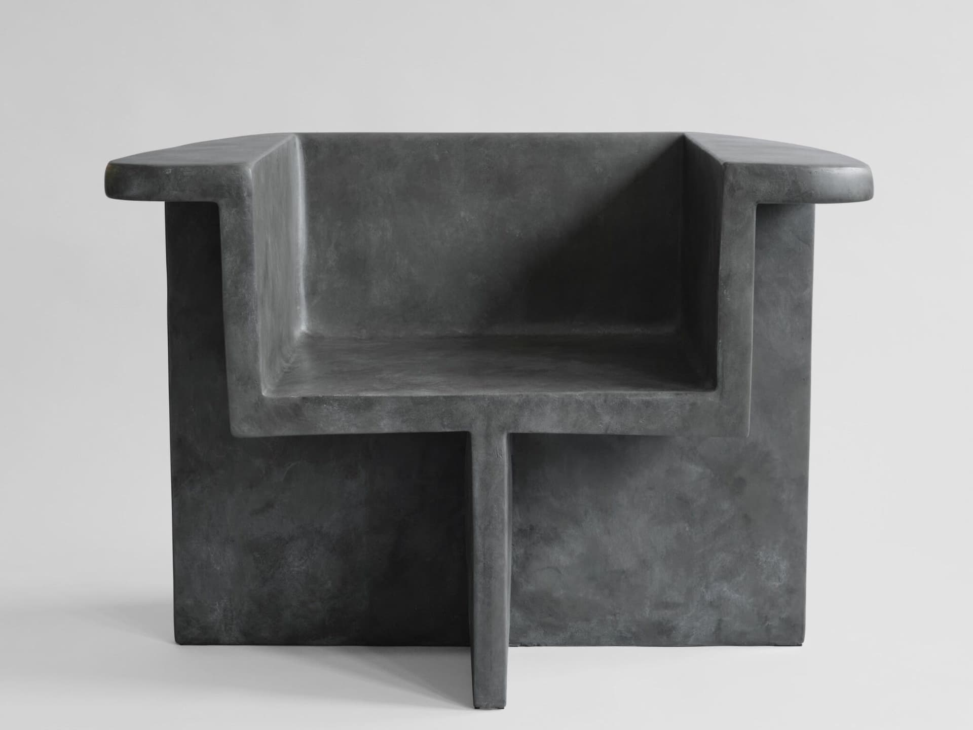 101 Copenhagen
BRUTUS LOUNGE CHAIR
Fiber cement easy chair with armrests