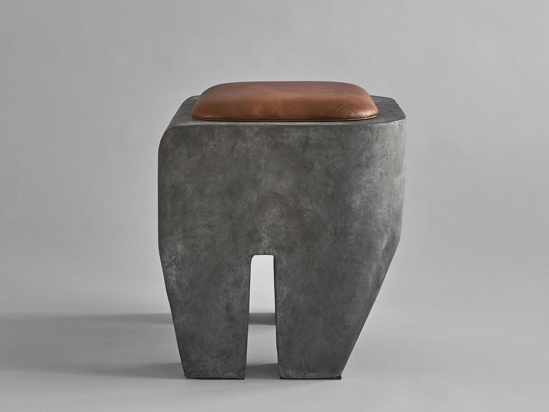 101 Copenhagen
SCULPT
Solid-color square leather cushion
