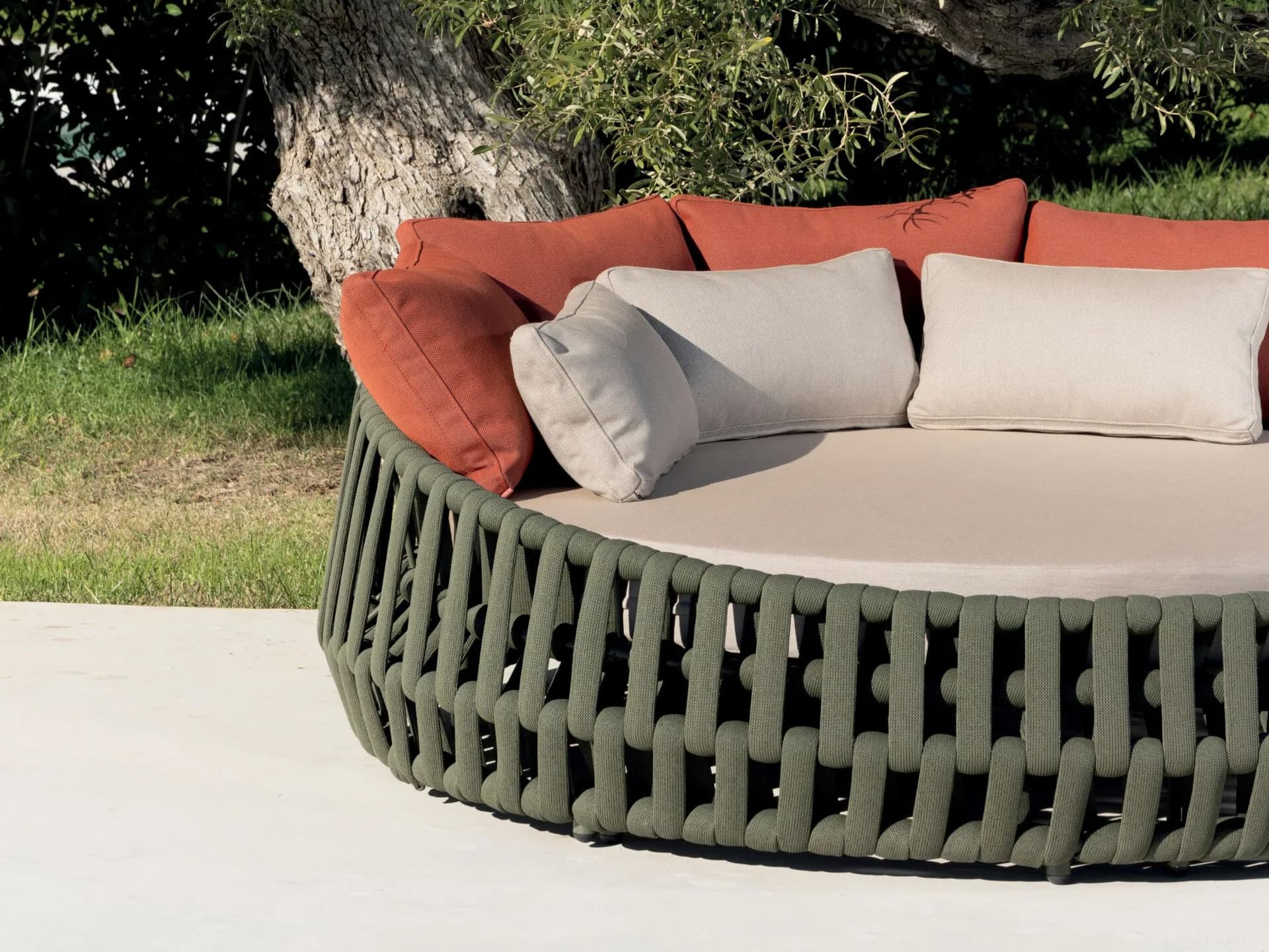 10Deka
LITUS DAYBED
Round garden bed