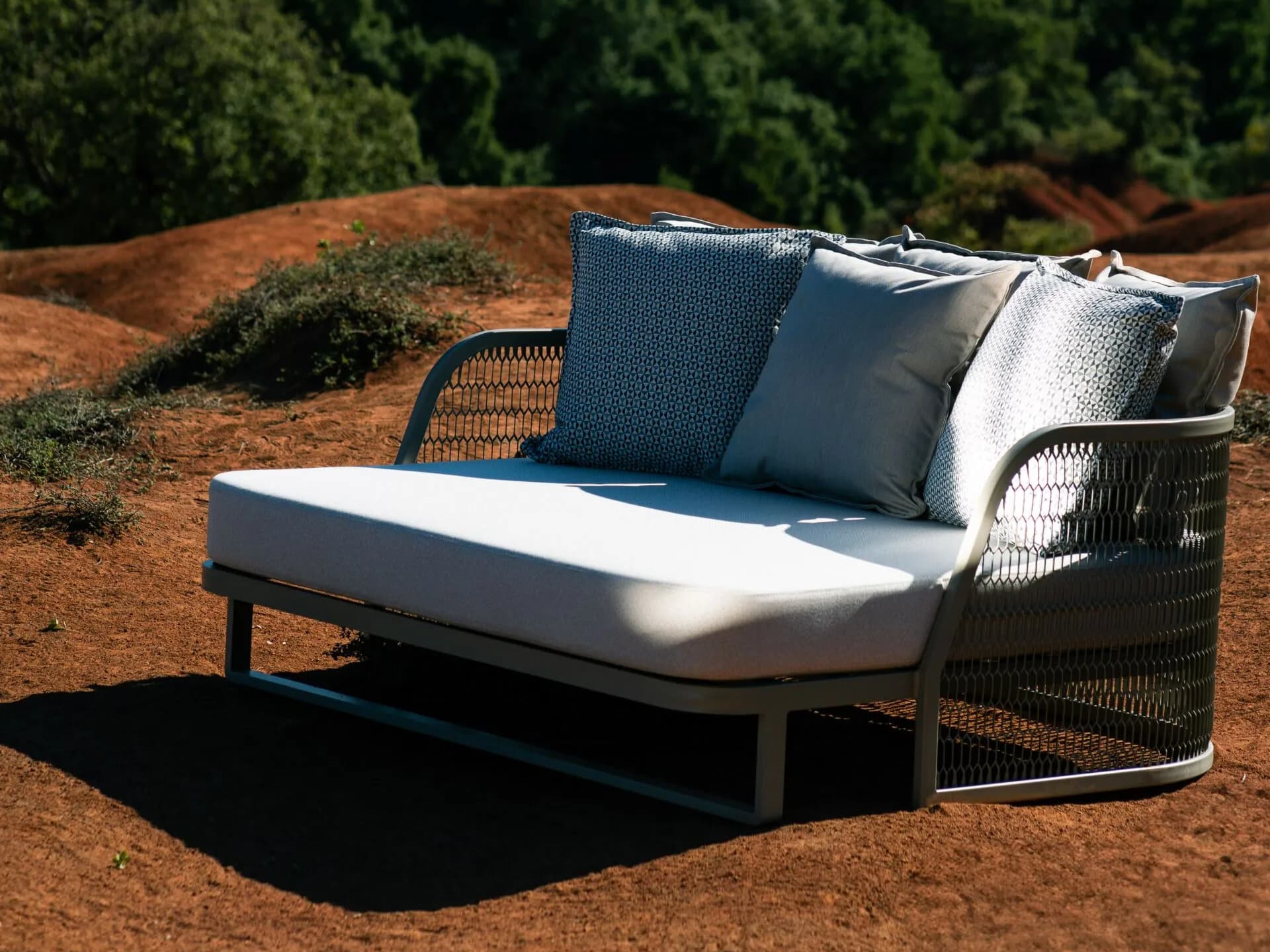 10Deka
VENTURA DAYBED
Powder coated aluminium garden bed