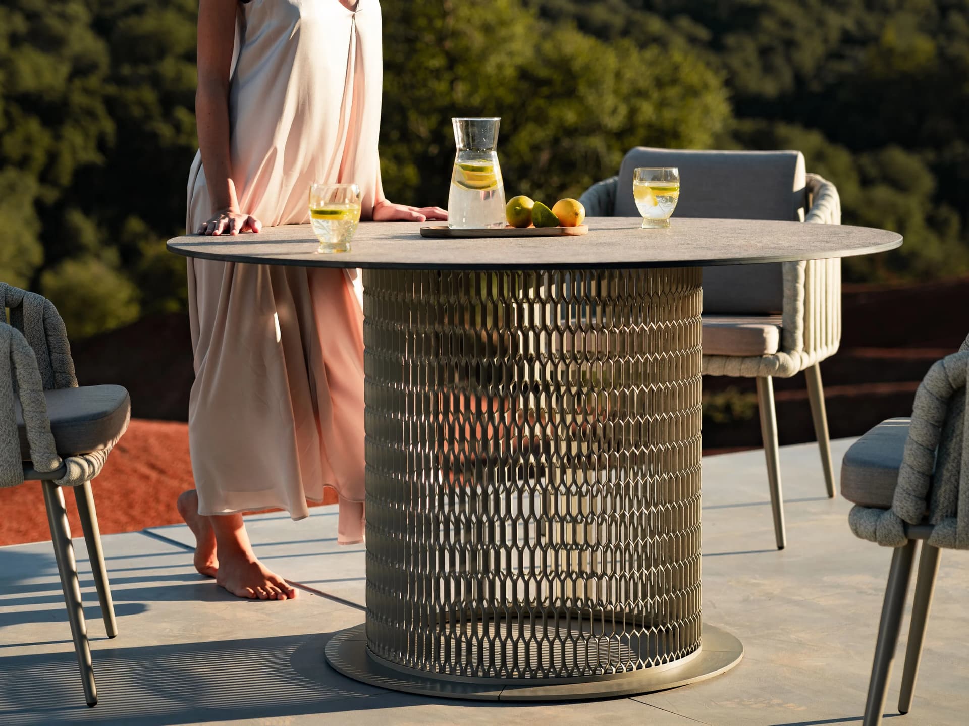 10Deka
VENTURA DINING TABLE
Round HPL garden table