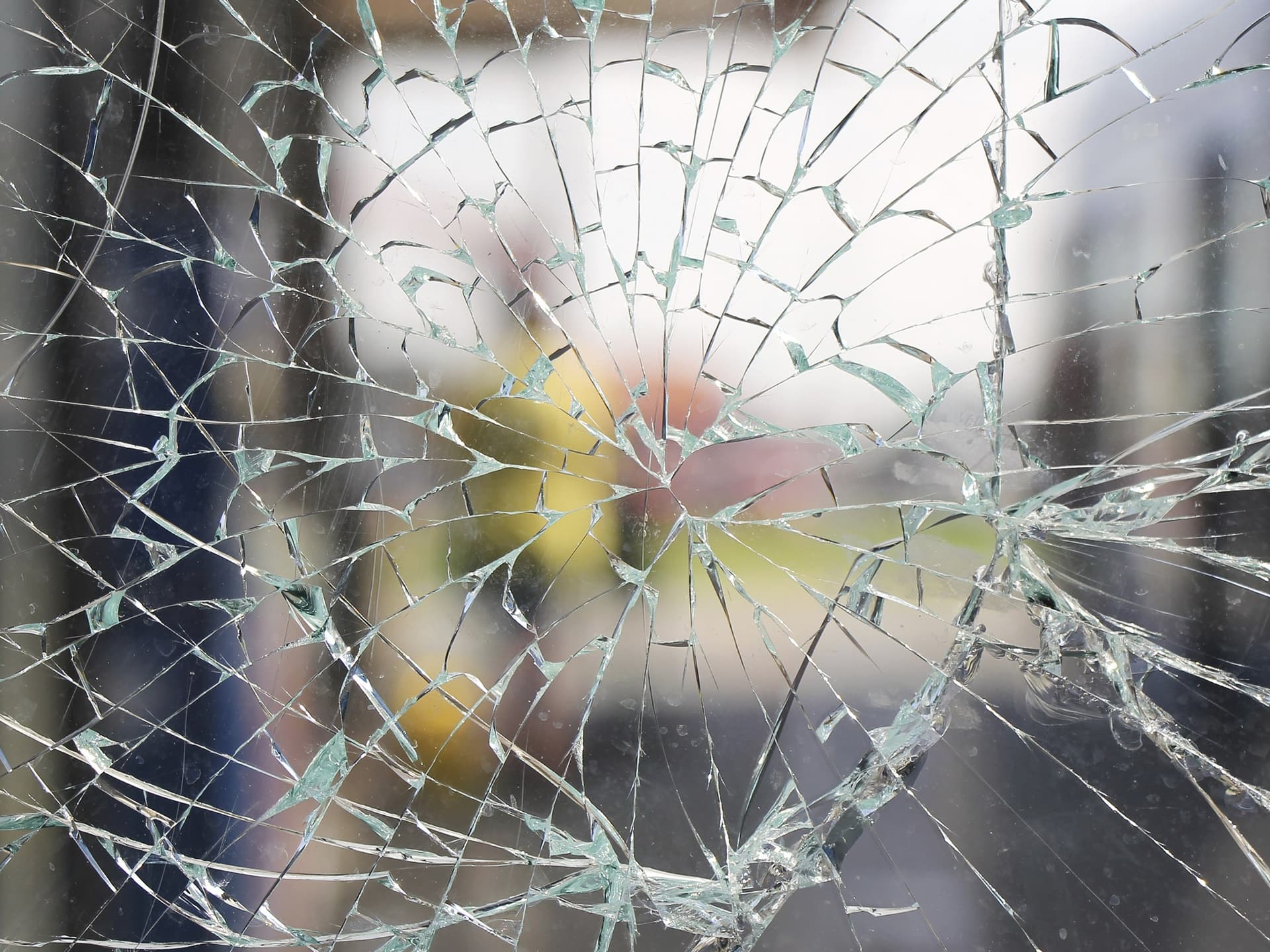 3M
ULTRA SAFETY
Safety and security window film