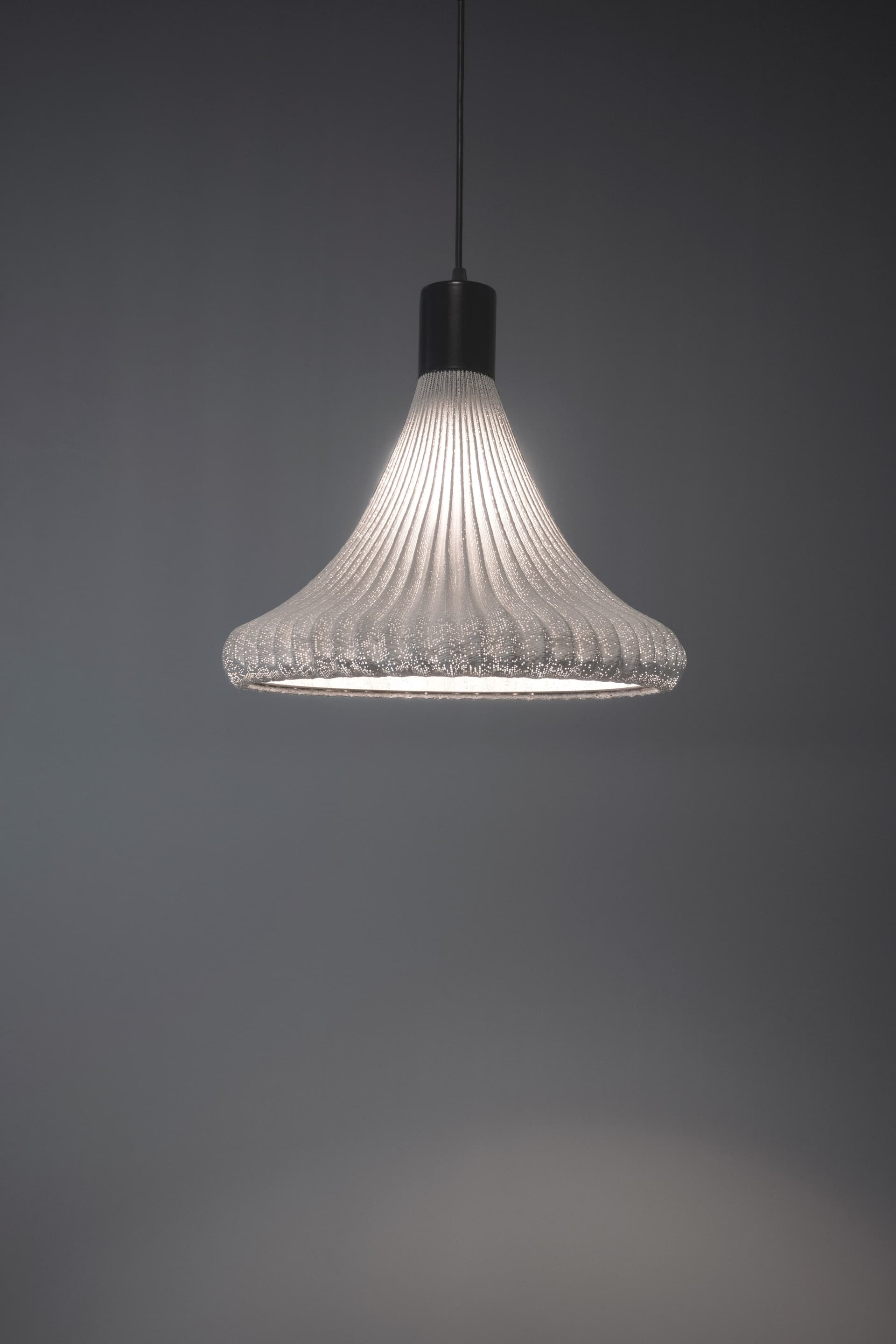 A-Emotional Light
INN
Painted stainless steel mesh pendant lamp