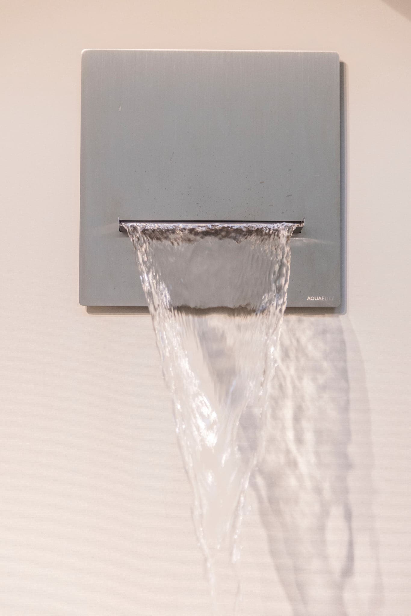 AQUAELITE
CASCADE SQUARE
Stainless steel waterfall spout