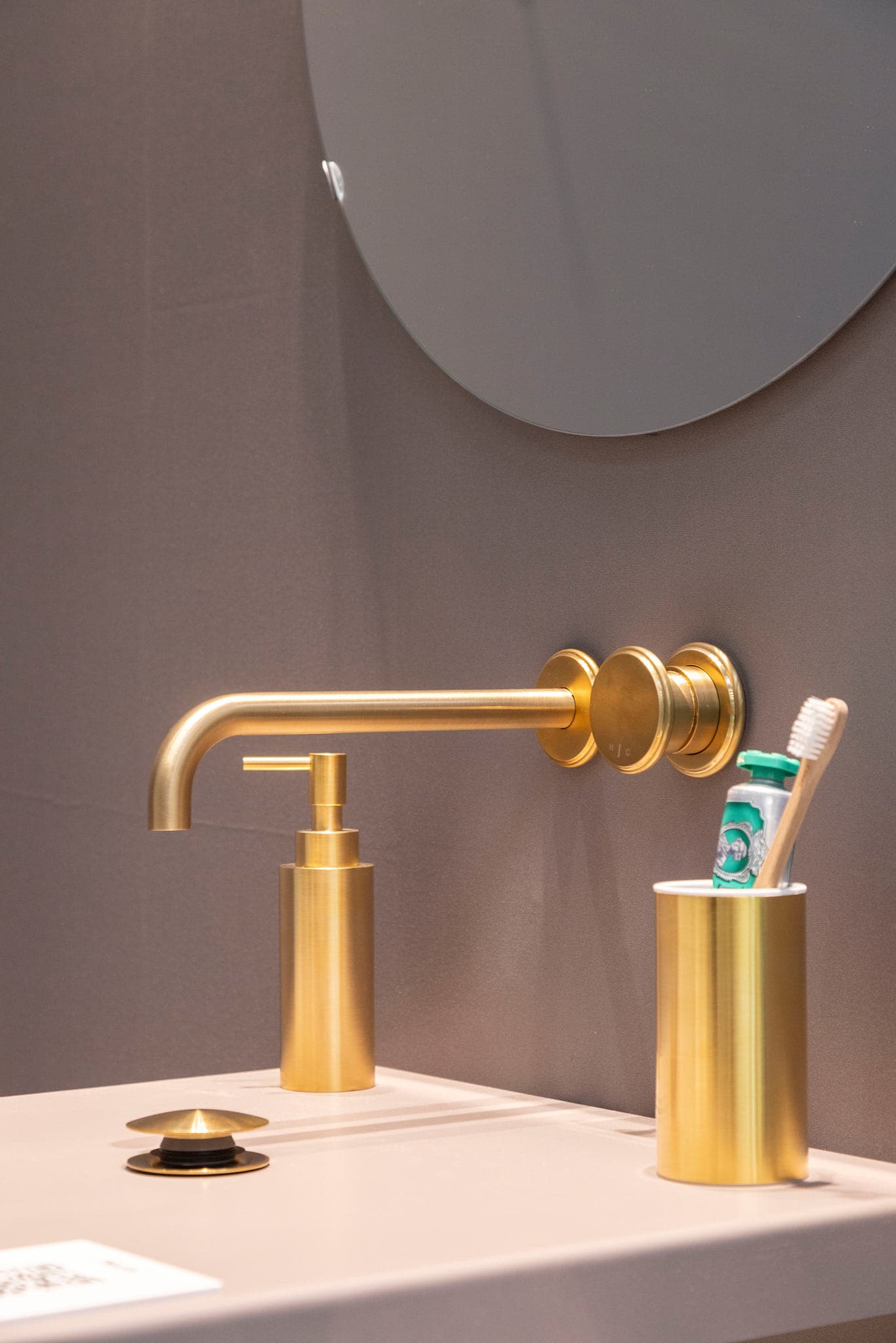 AQUAELITE
INSTILE
Wall-mounted brass washbasin mixer