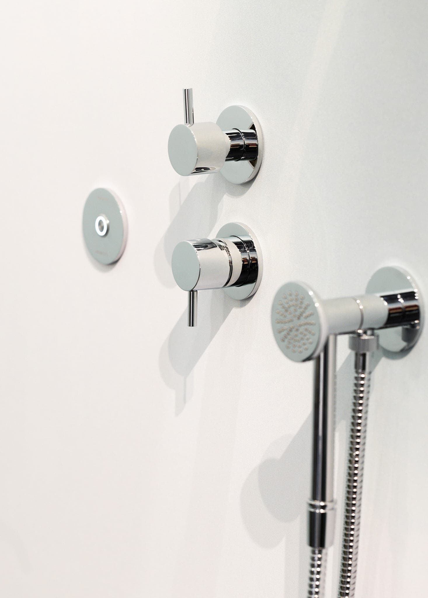 AQUAELITE
POP PUSH
Wall-mounted brass handshower