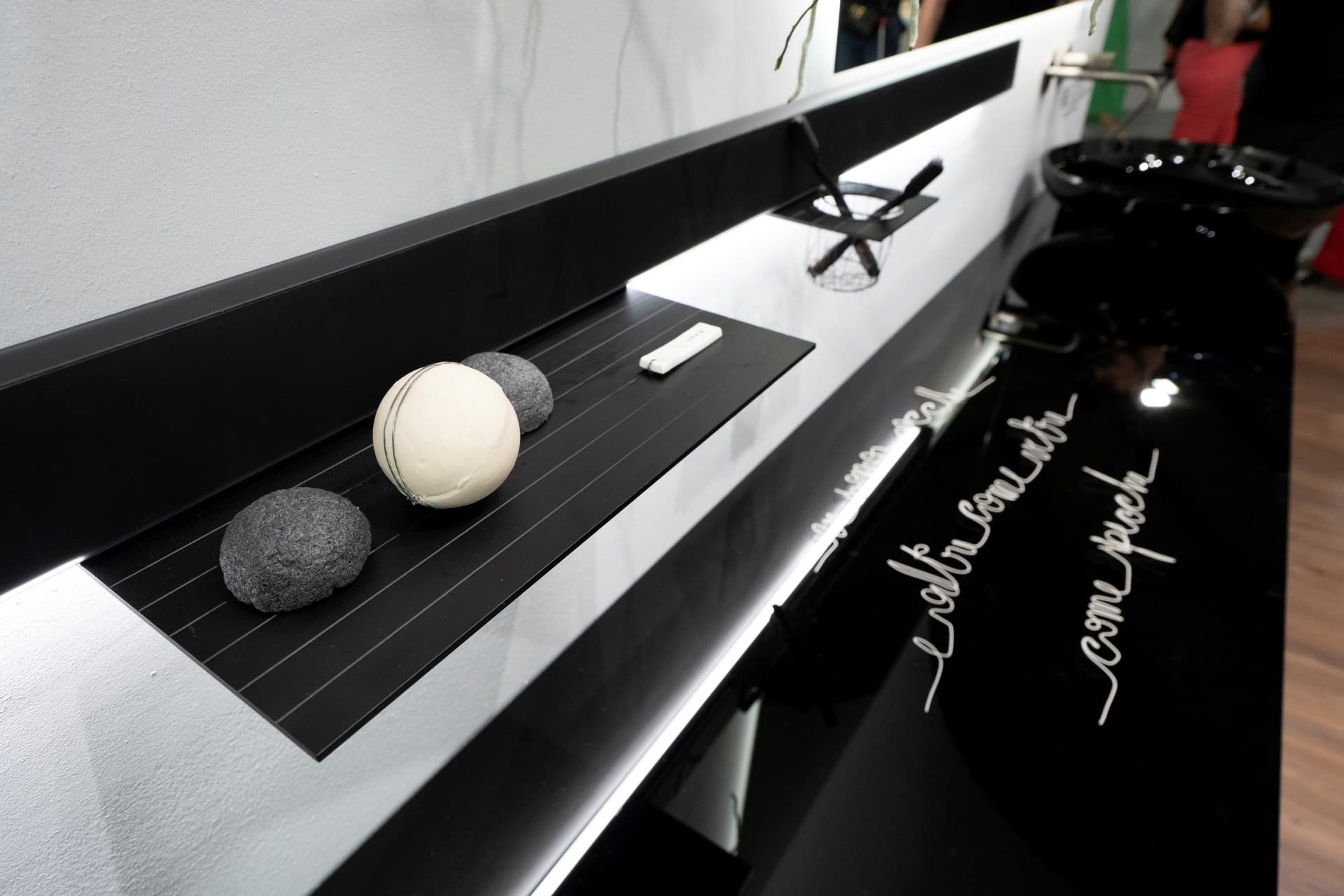 ARTELINEA
BARRÈ
Anodized aluminium bathroom wall shelf