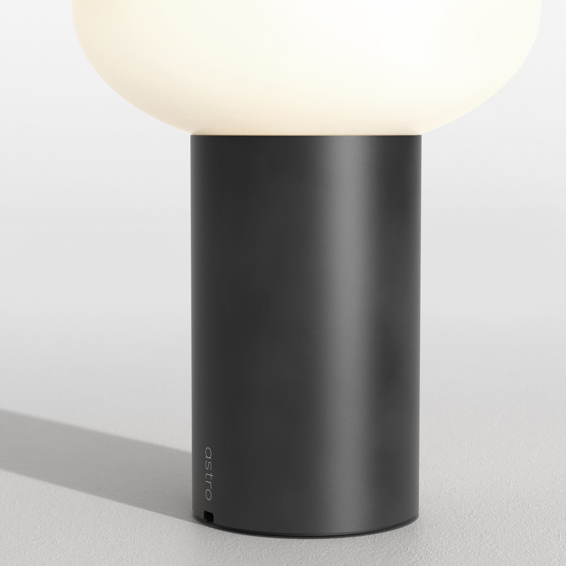 Astro Lighting
ZEPPO PORTABLE
Cordless LED aluminium table lamp