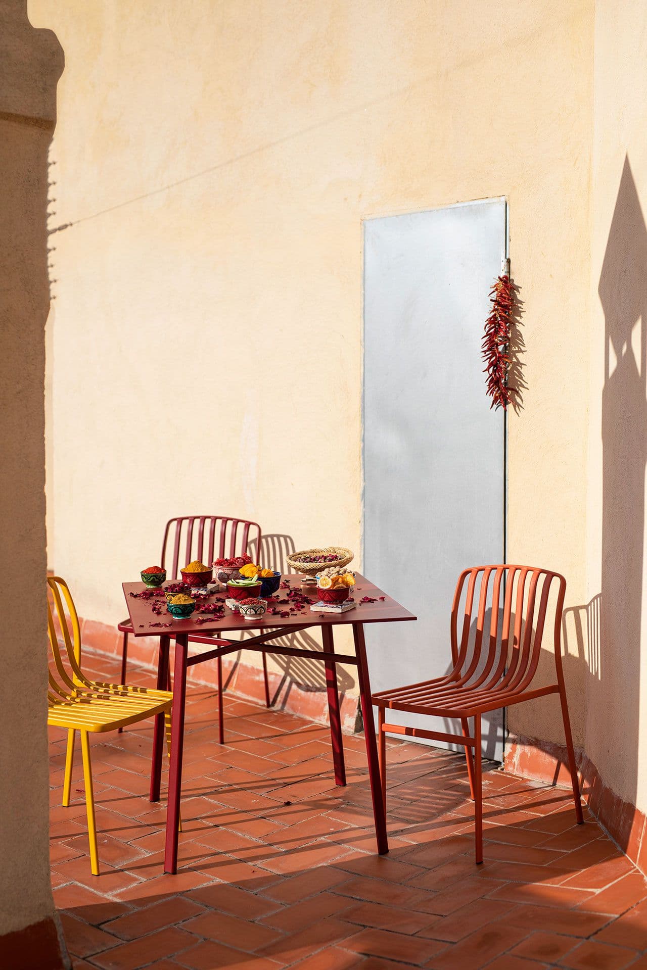 BABEL D
KANO
Square powder coated steel table
