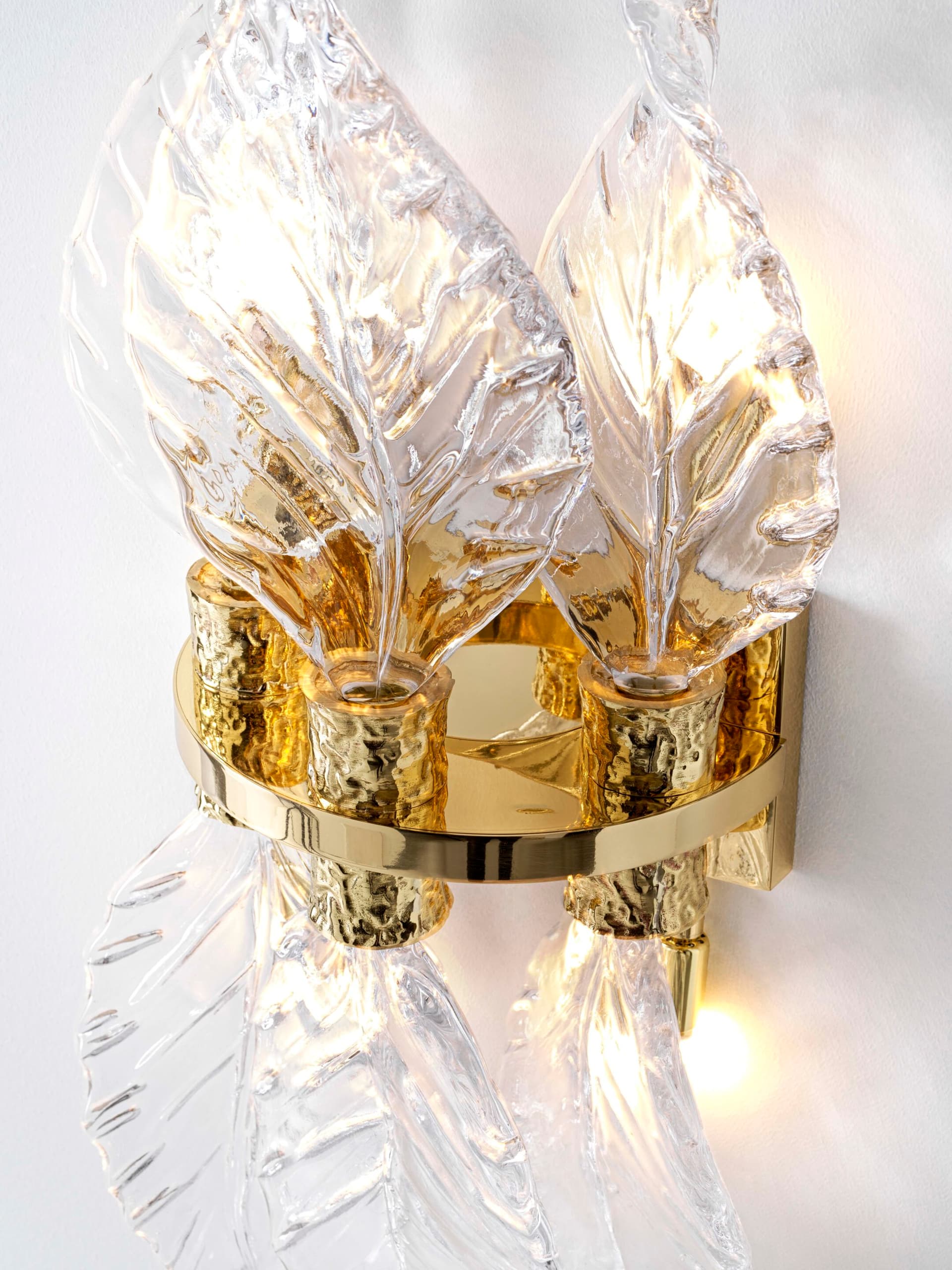 BADARI
GLIMMER
LED wall light in brass and glass