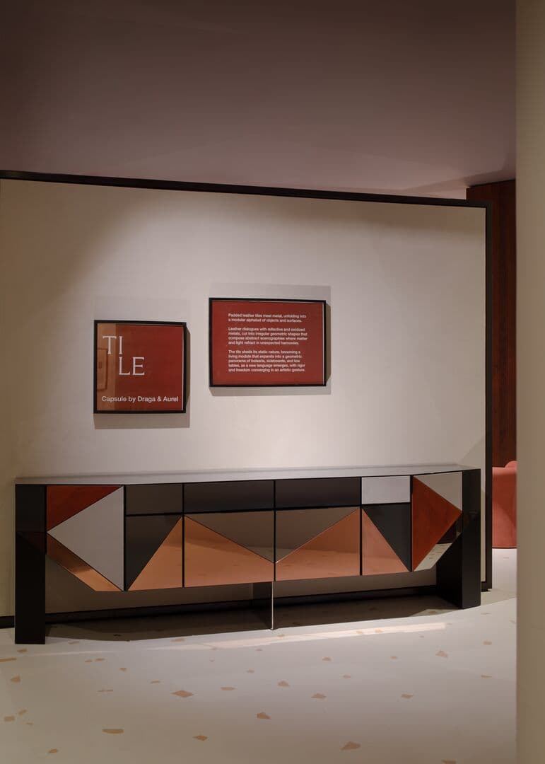 Baxter
TILE
Mirrored glass sideboard