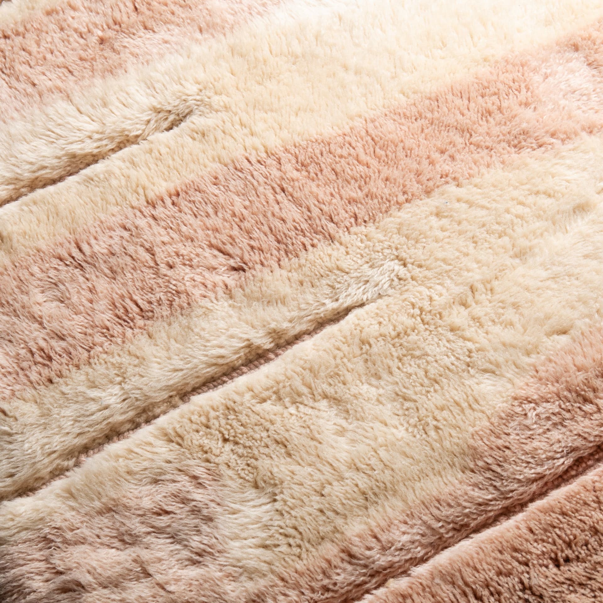 Benisouk
BLUSH TIMBER – BARK
Hand-knotted shag rug