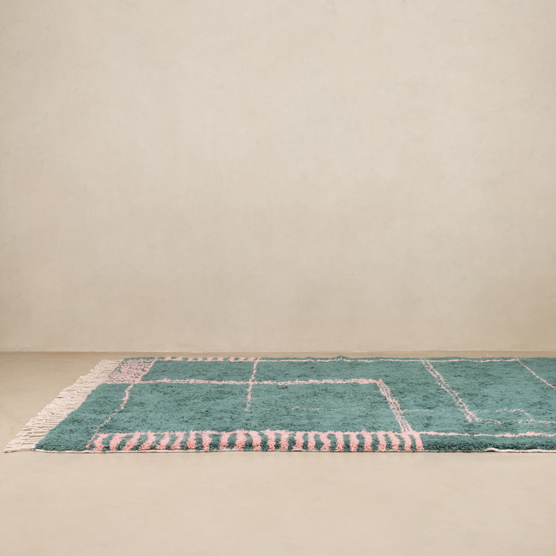 Benisouk
RIYAD – COURTYARD
Hand-knotted shag rug