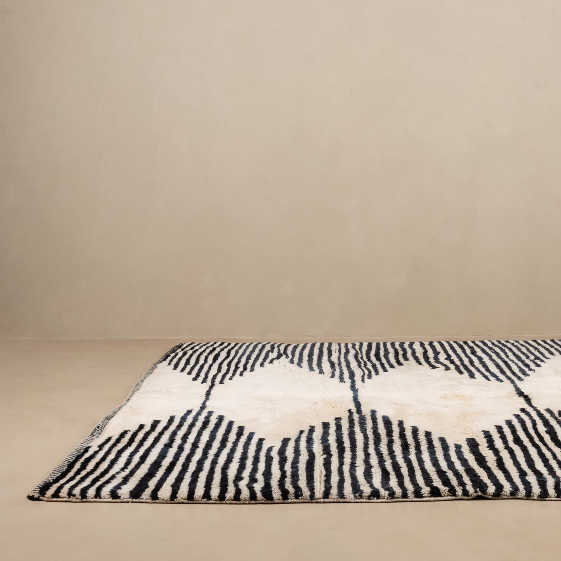 Benisouk
SYMMETRICAL CONNEXION – MIRROR
Hand-knotted shag rug