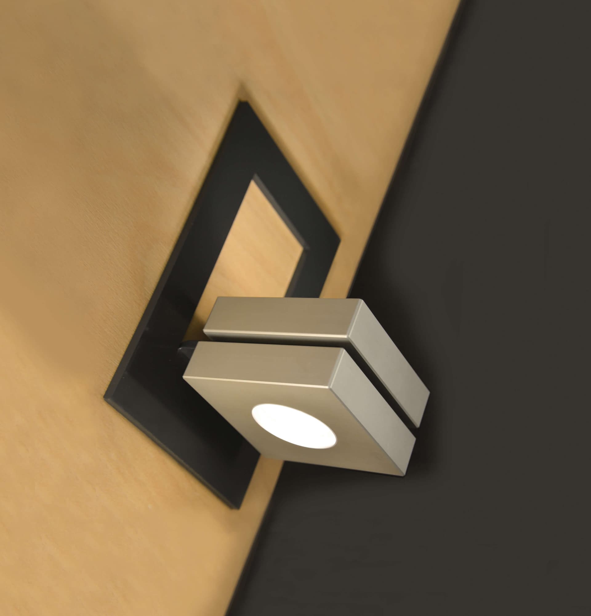 Brillamenti
KLAS INCORNICIATA
LED wall-mounted aluminium spotlight
