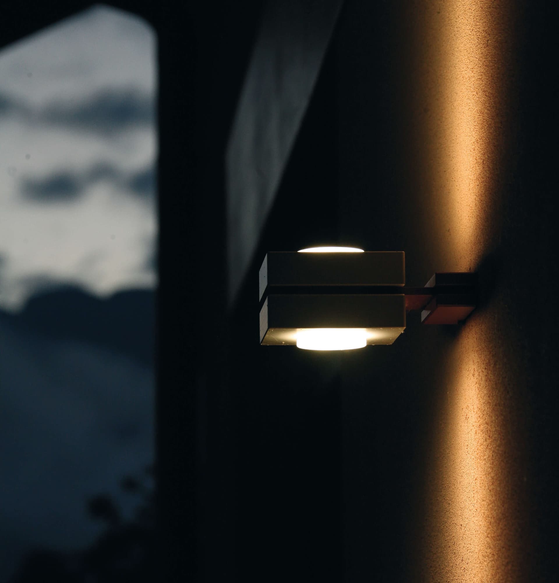 Brillamenti
KLAS
LED wall-mounted aluminium spotlight
