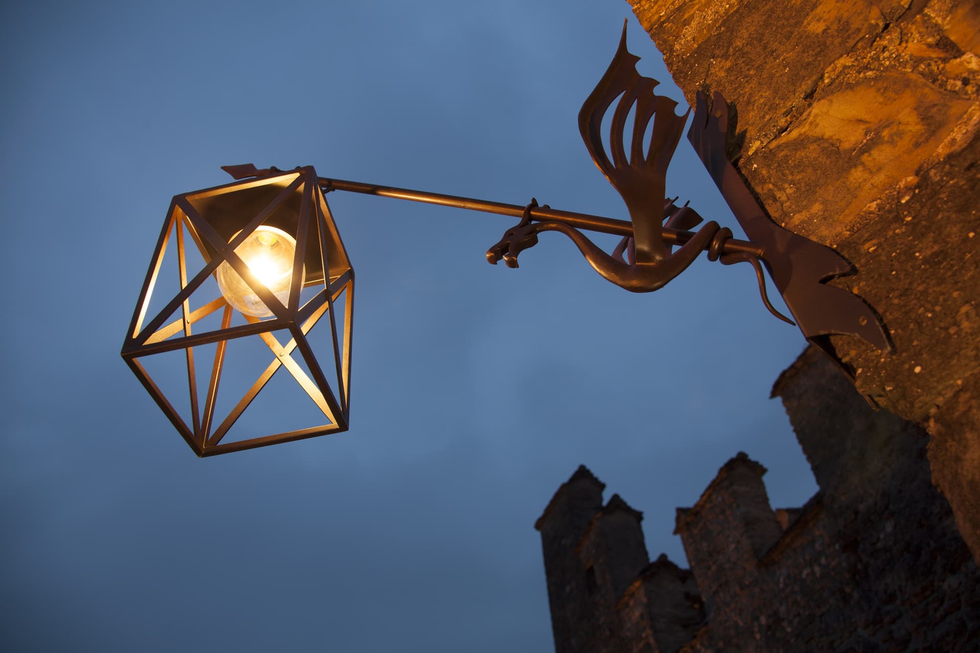 Brillamenti
LANTERNA DRAGO
LED wrought iron outdoor wall lamp