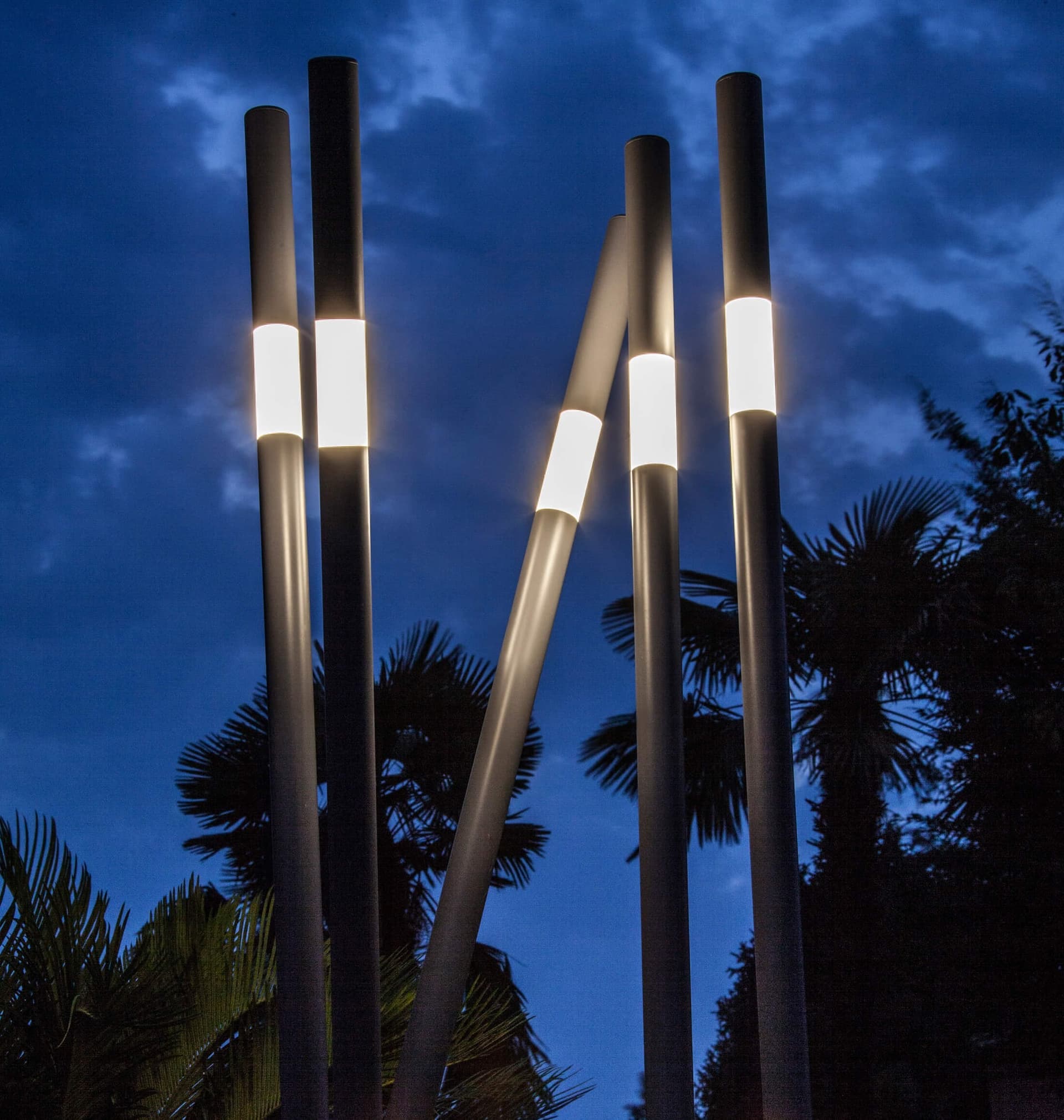 Brillamenti
LUCCIOLA
LED aluminium floor lamp