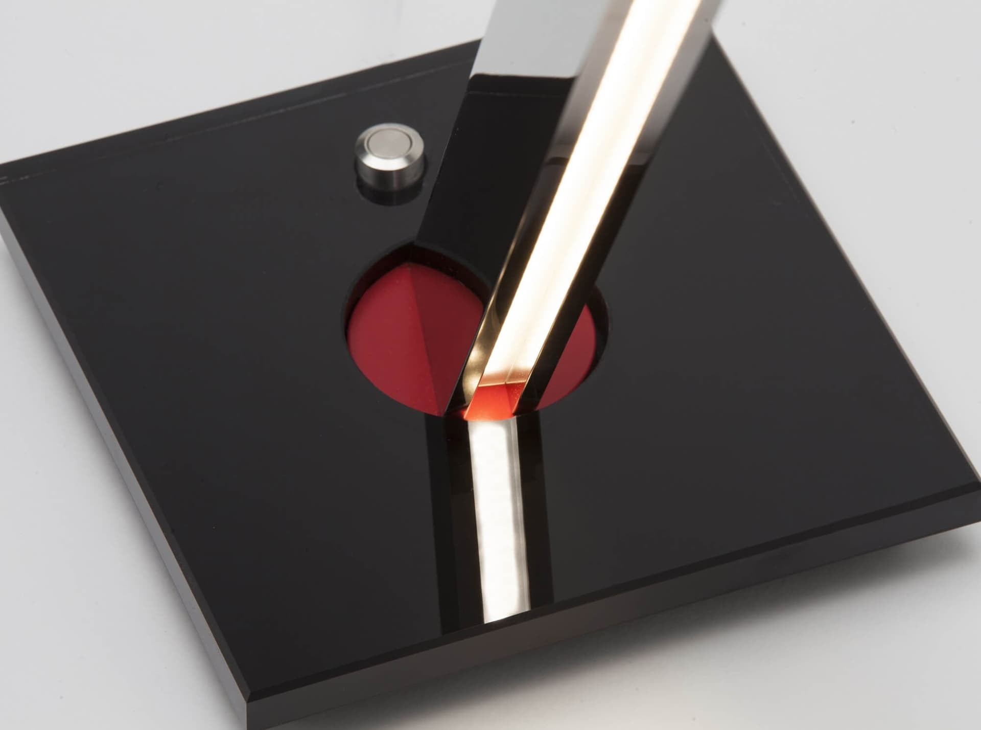 Brillamenti
MITHRA
LED aluminium table lamp