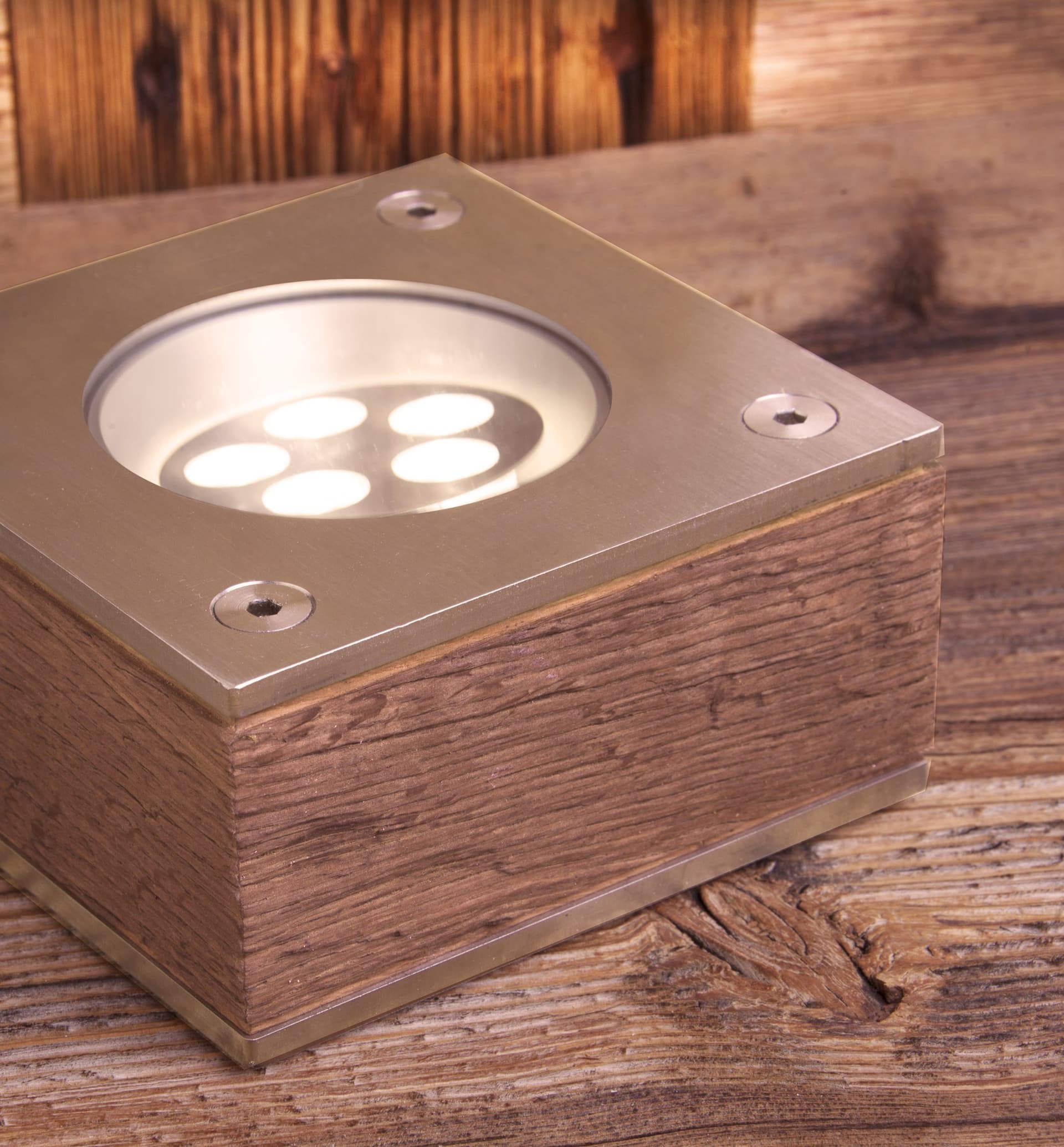 Brillamenti
PEUGEOT
Walkover light stainless steel and wood steplight
