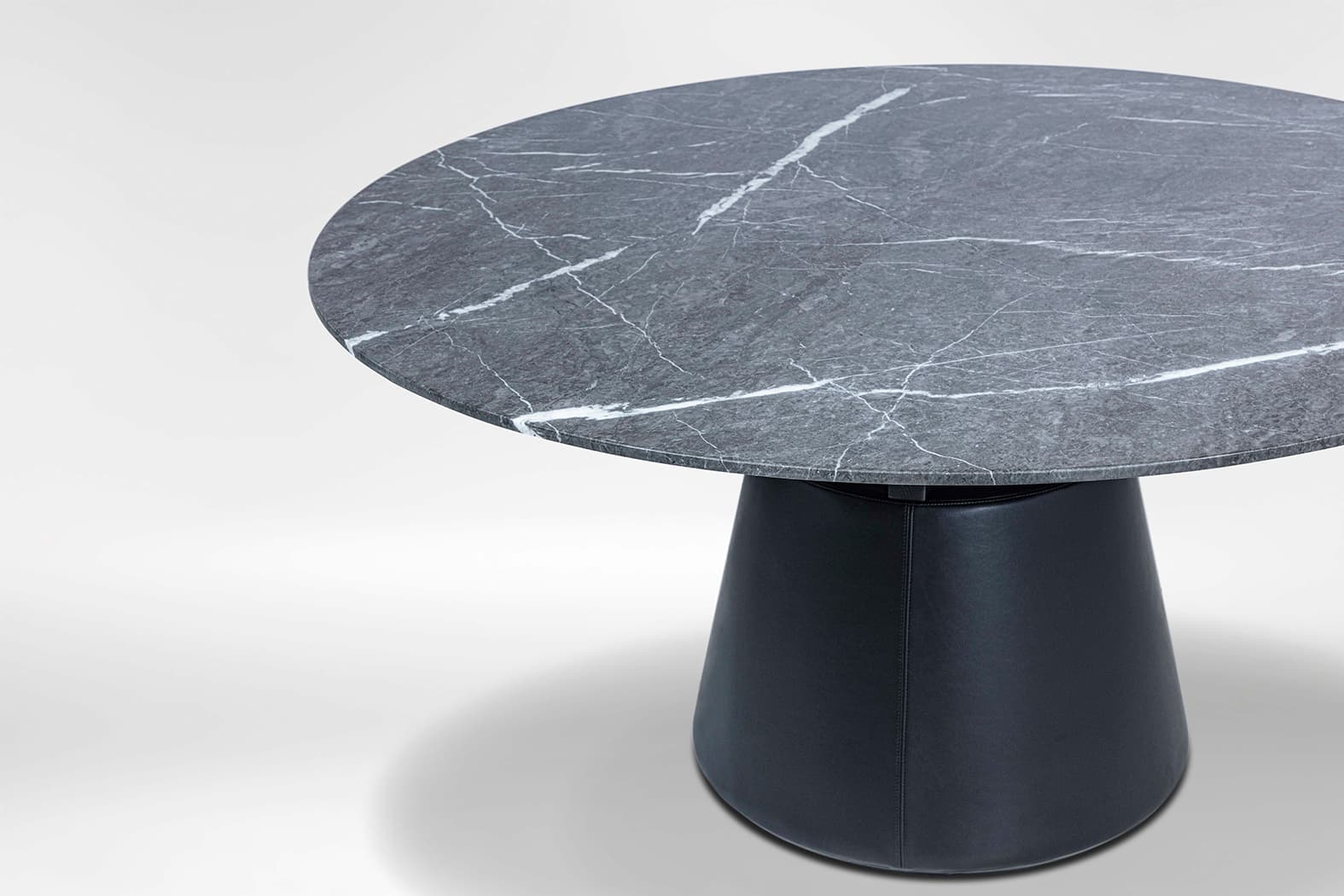 CAMERICH
UNITY
Round table with marble top and eco leather base