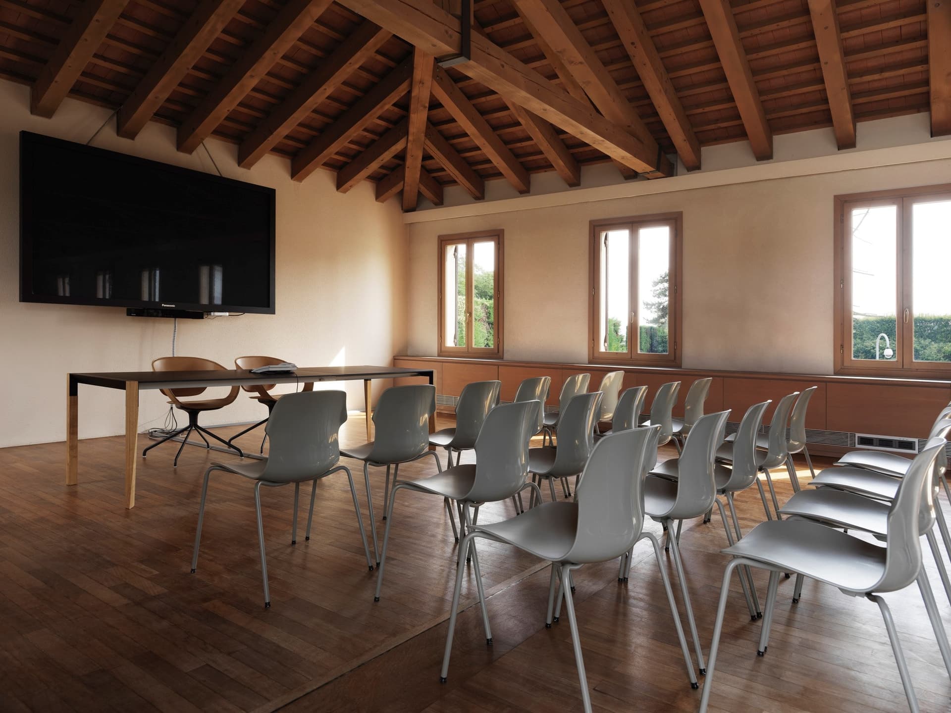 Casamania & Horm
VAD GIREVOLE CUOIETTO
Swivel trestle-based tanned leather chair