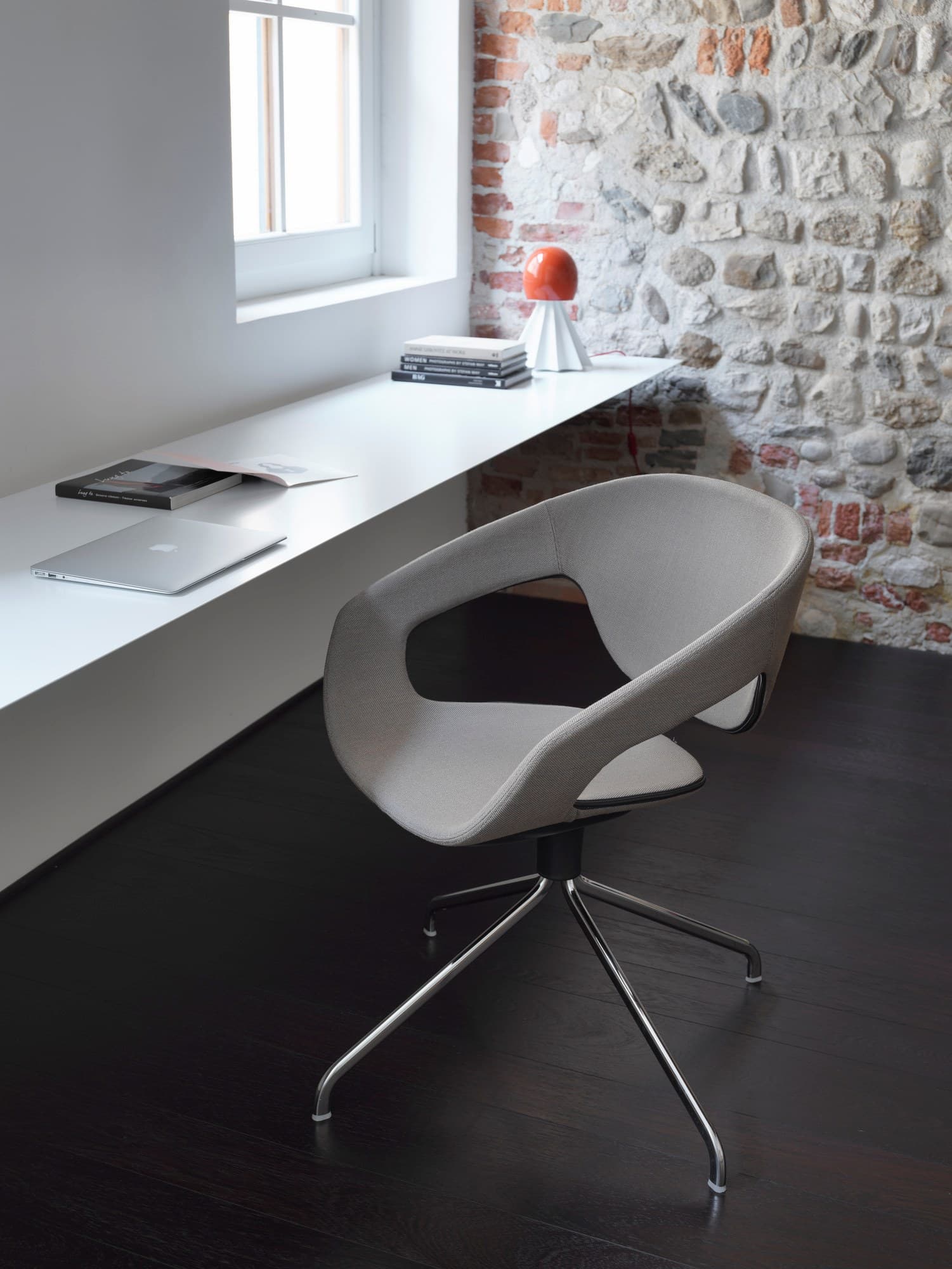 Casamania & Horm
VAD GIREVOLE IMBOTTITA
Swivel upholstered trestle-based chair