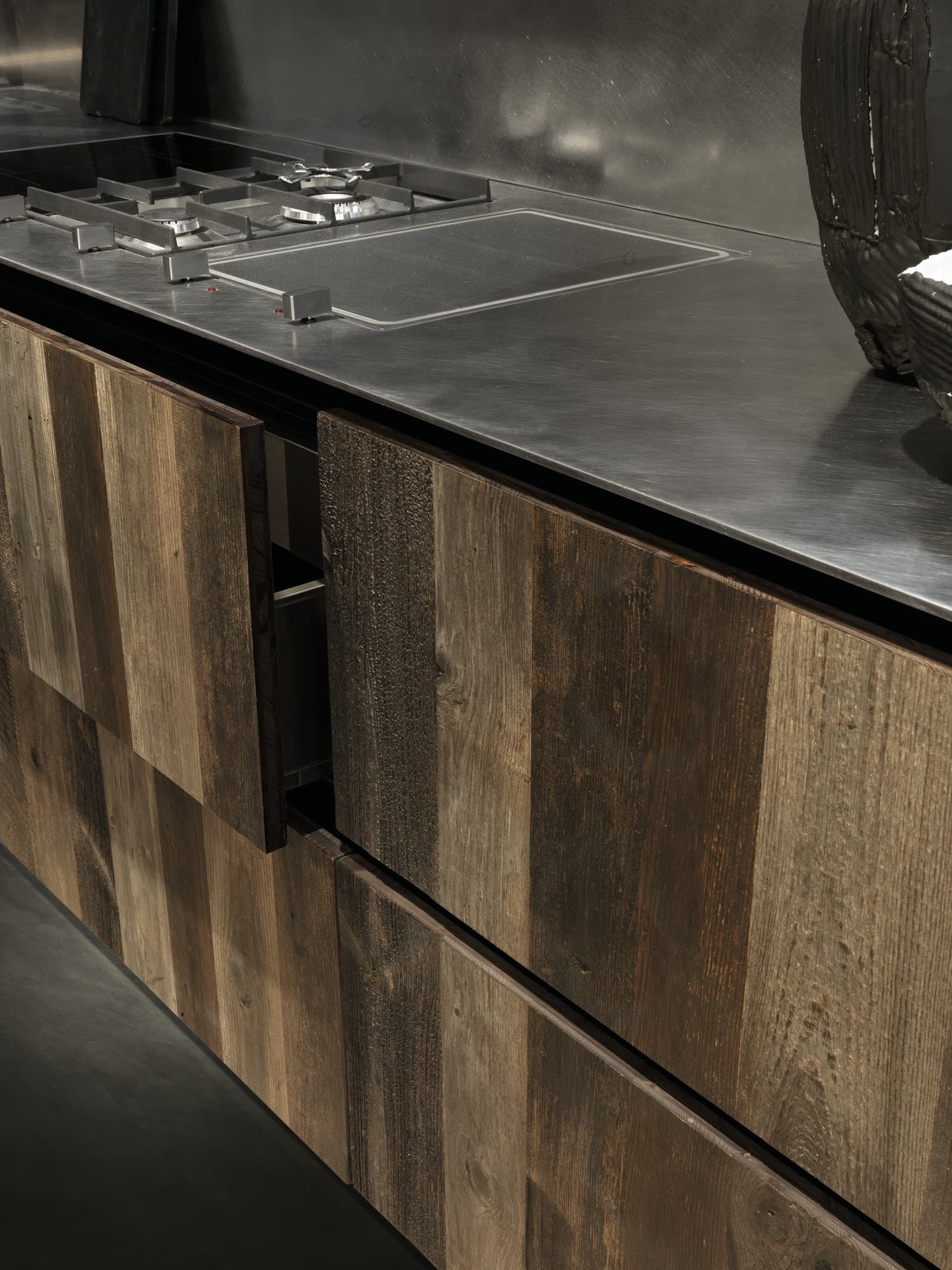 Composit
LINEA PURE 03
Kitchen with integrated handles