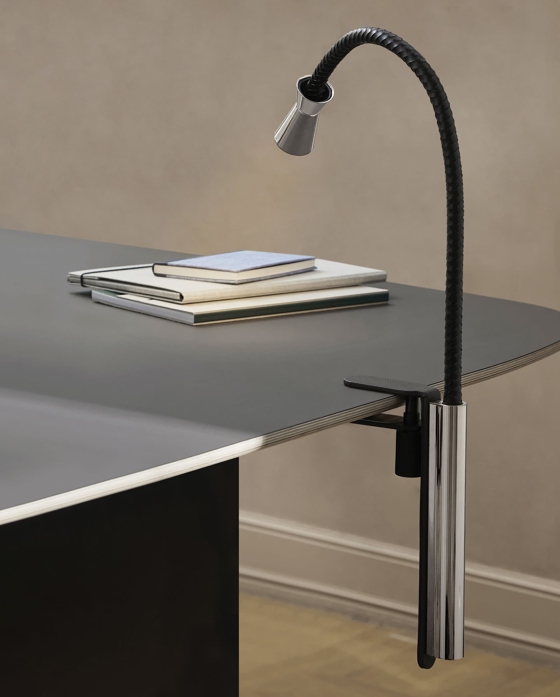 Contardi
G+T BATTERY
LED desk lamp with USB charging
