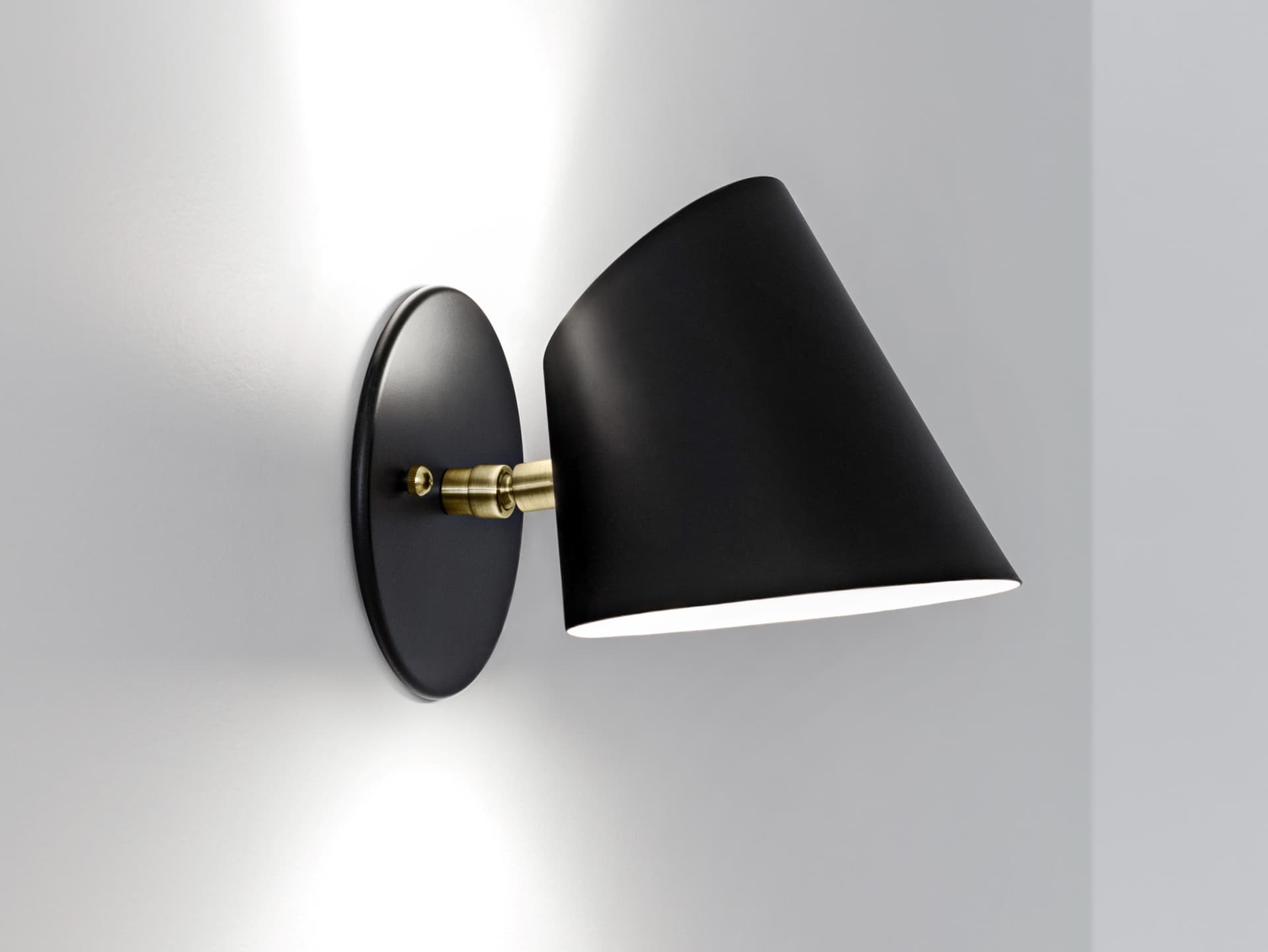 Darmes
HARTAU
Adjustable aluminium wall lamp