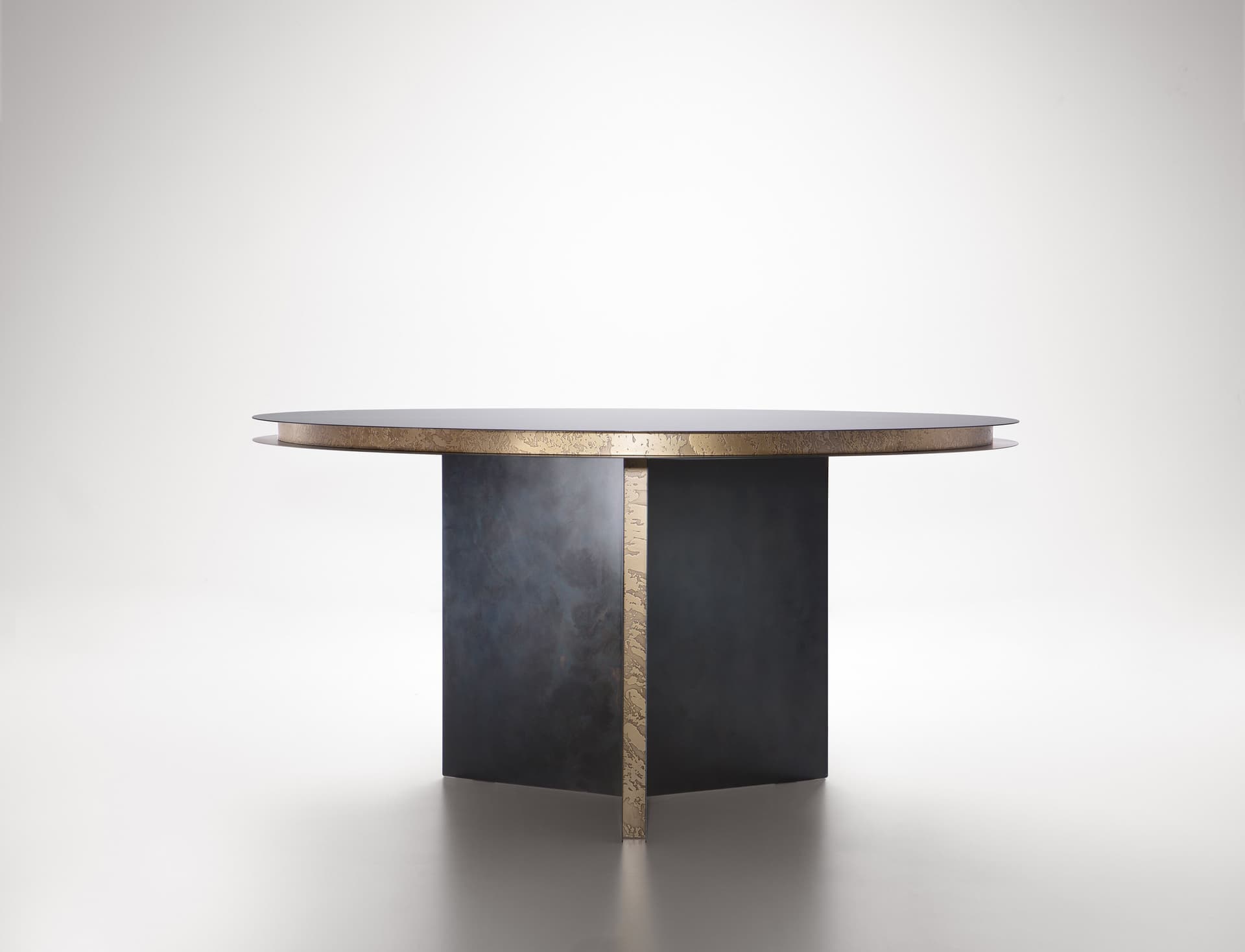 DE CASTELLI
FOLIO
Round brass table