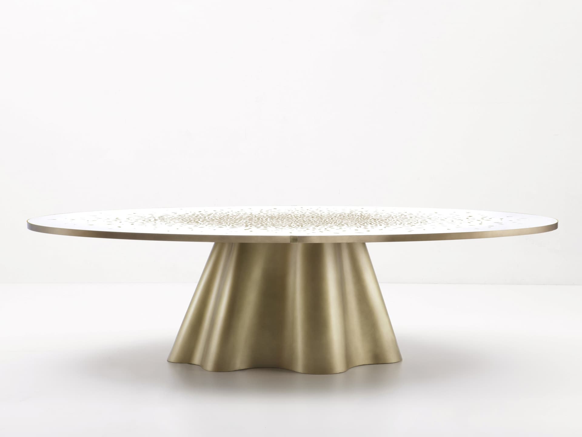 DE CASTELLI
VELA
Oval table with brass base and Venetian terrazzo top