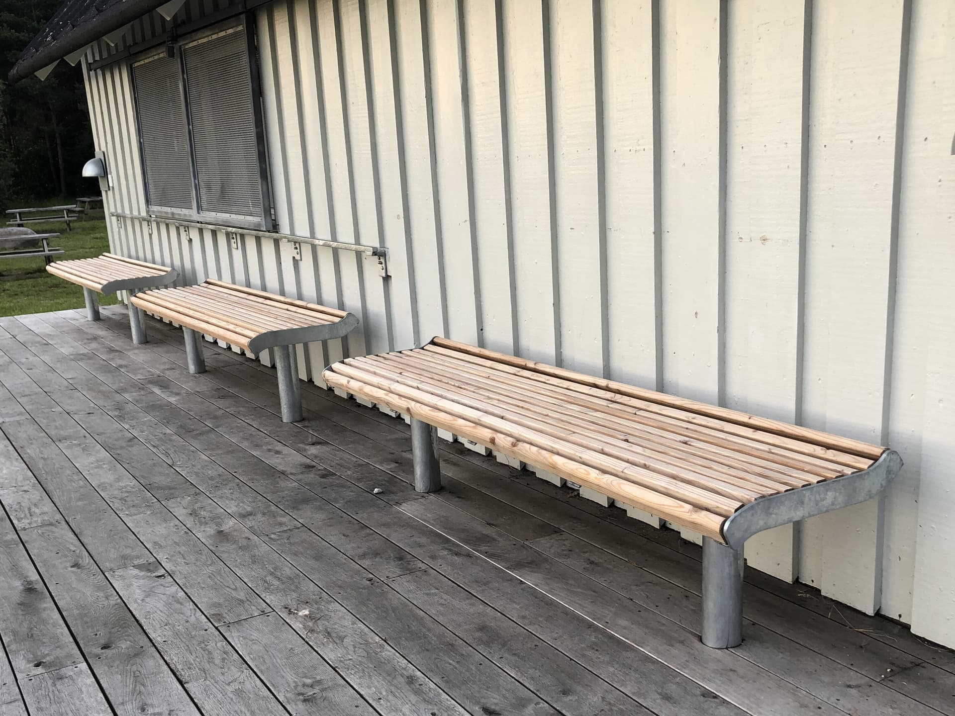 Decona
INSTINCT
Backless steel and wood bench
