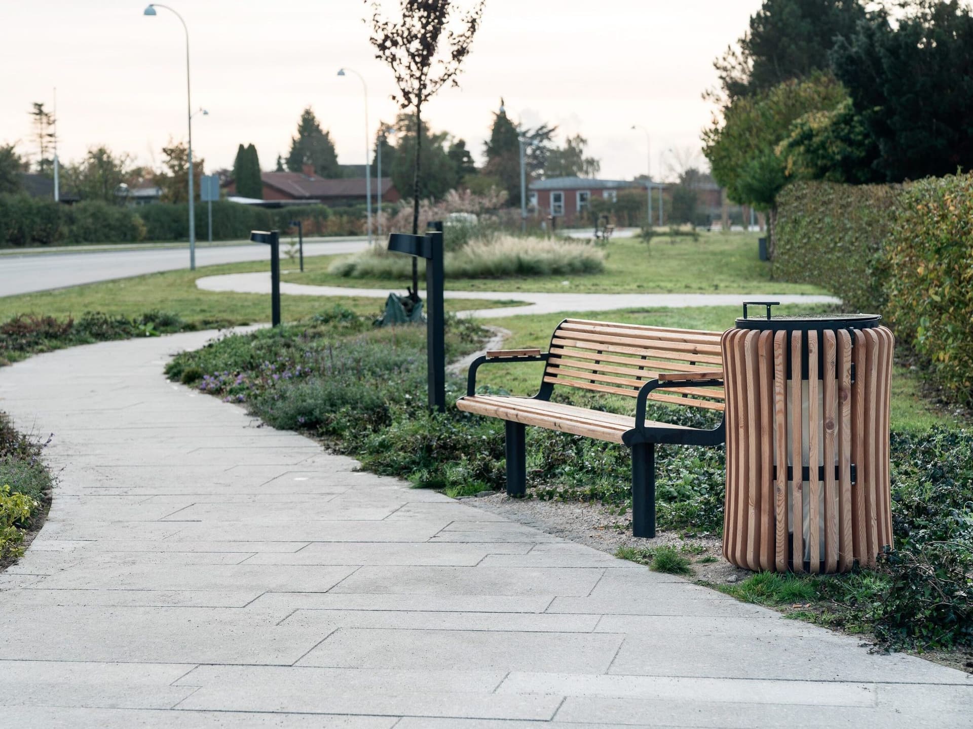 Decona
INSTINCT
Steel and wood bench with back