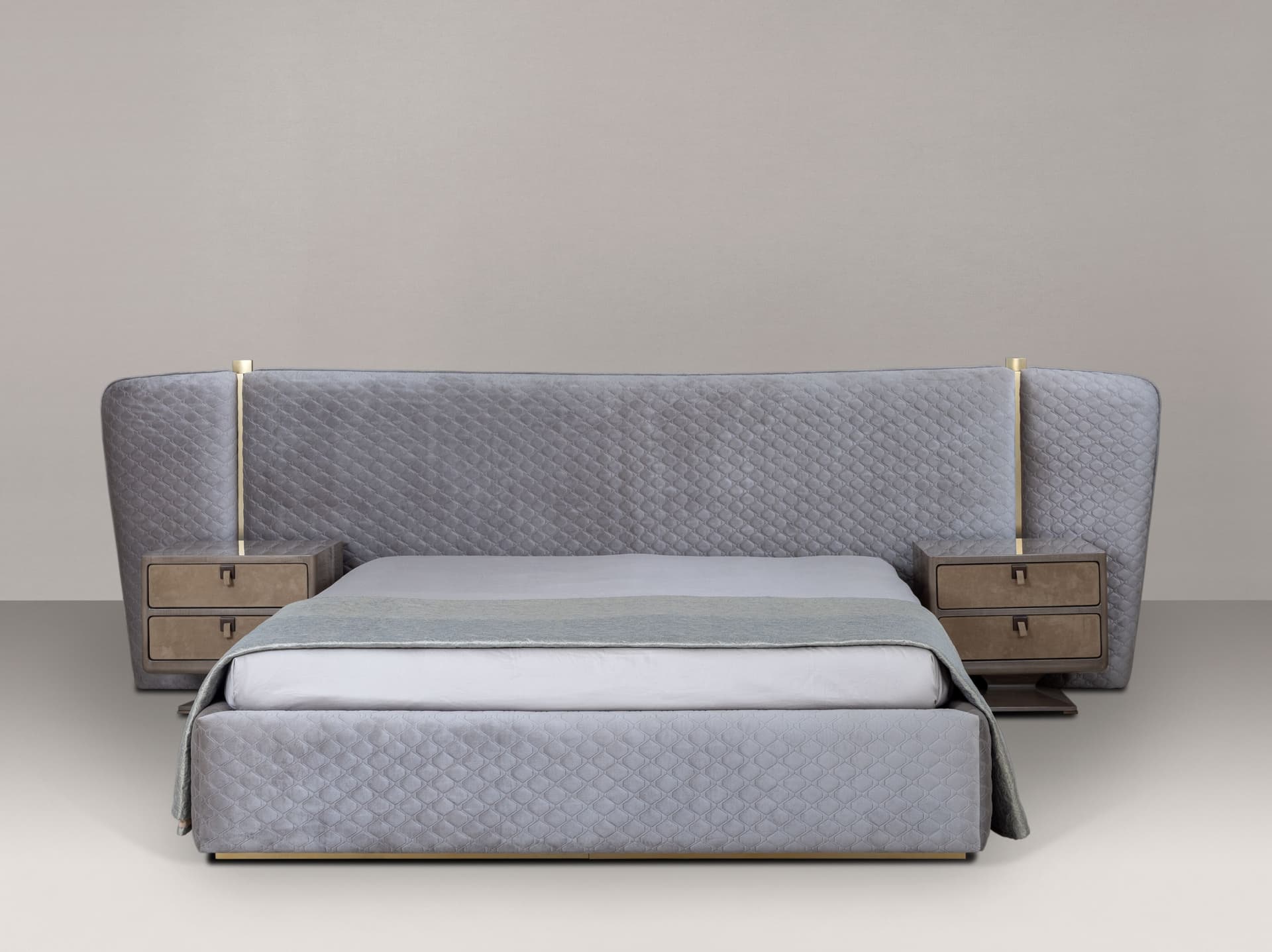 DIVIANA
ALEXANDER
Upholstered fabric king size bed