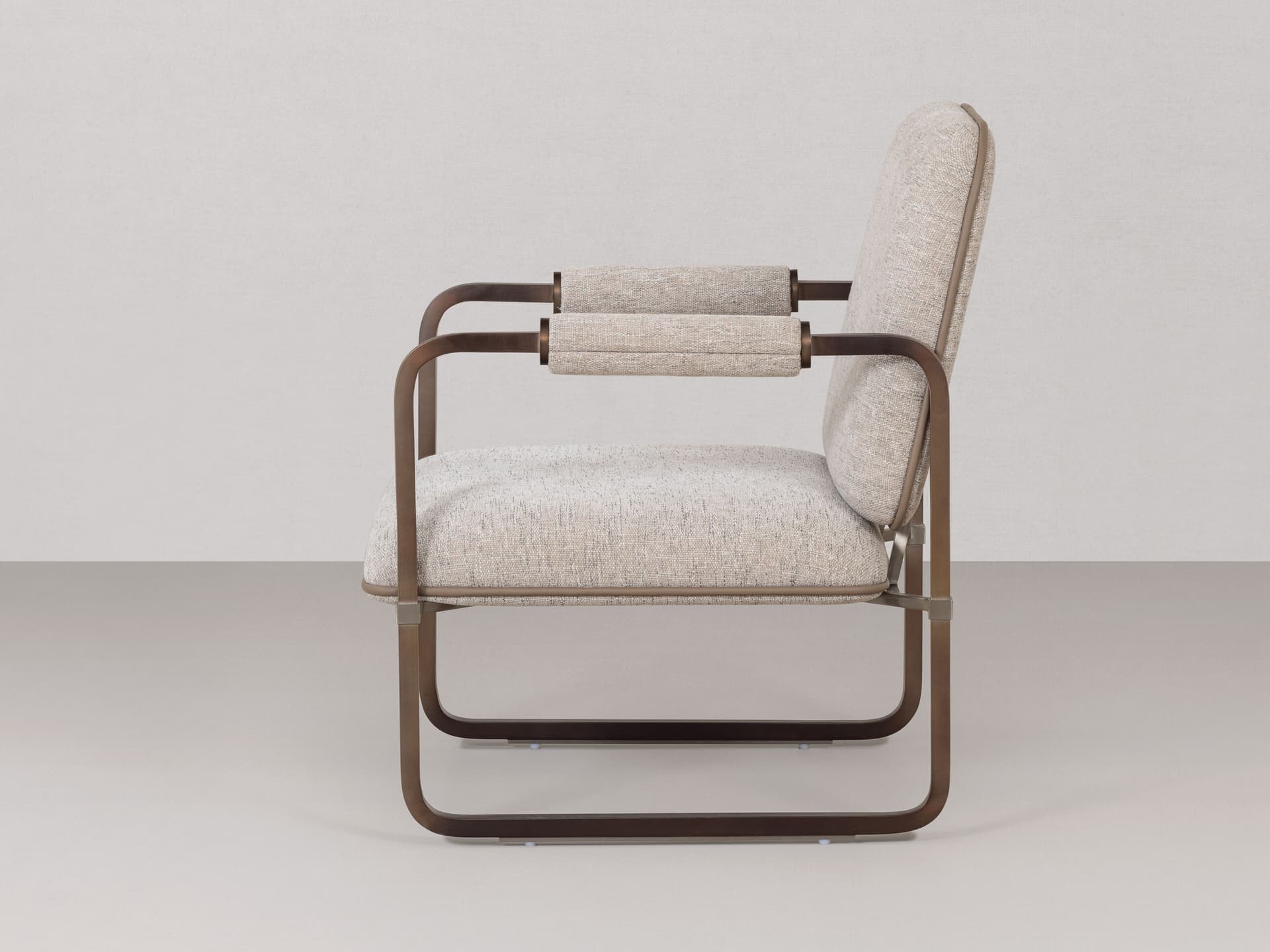 DIVIANA
AR.04
Sled base fabric easy chair with armrests