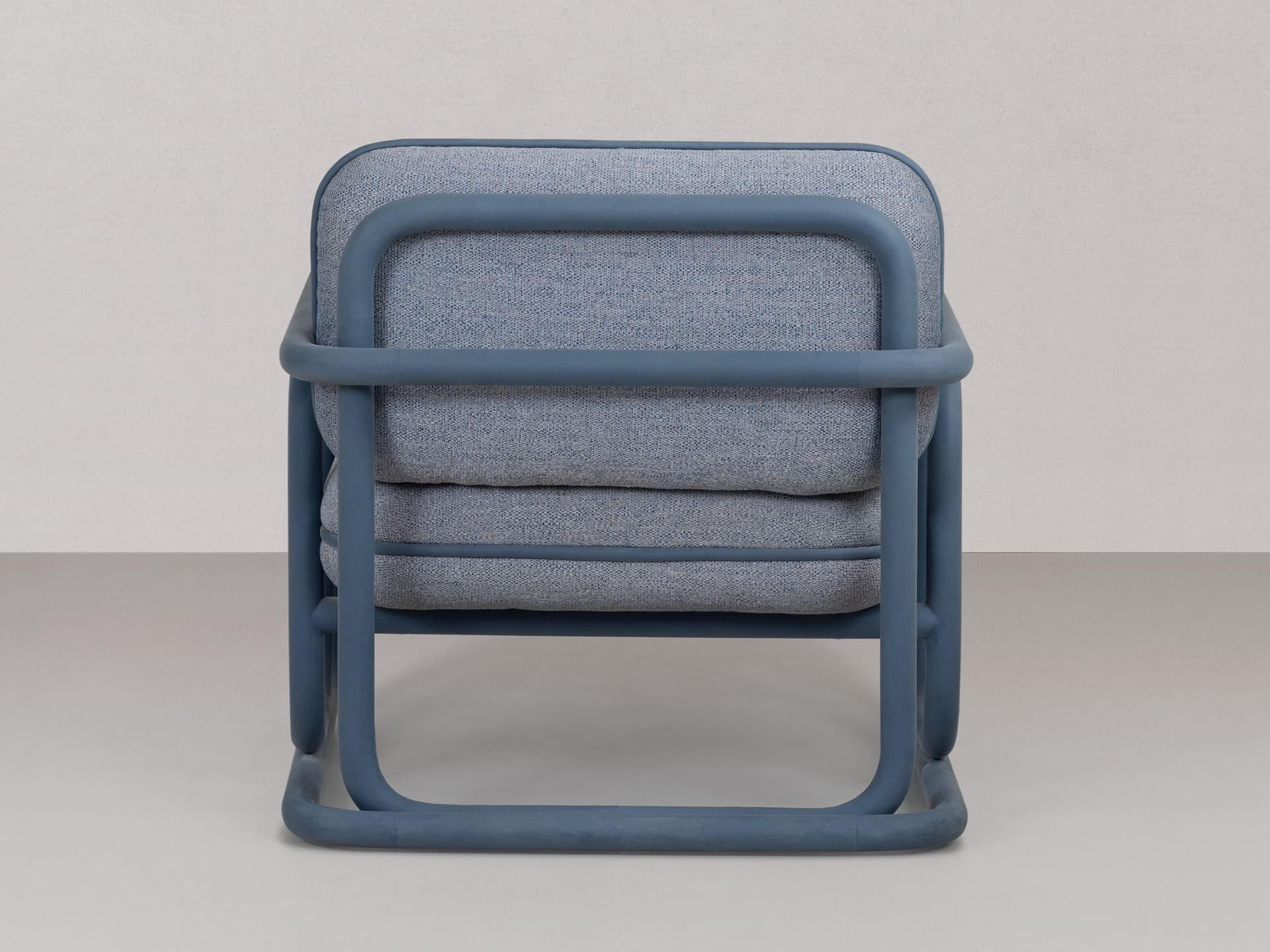 DIVIANA
AR.11
Sled base fabric easy chair with armrests