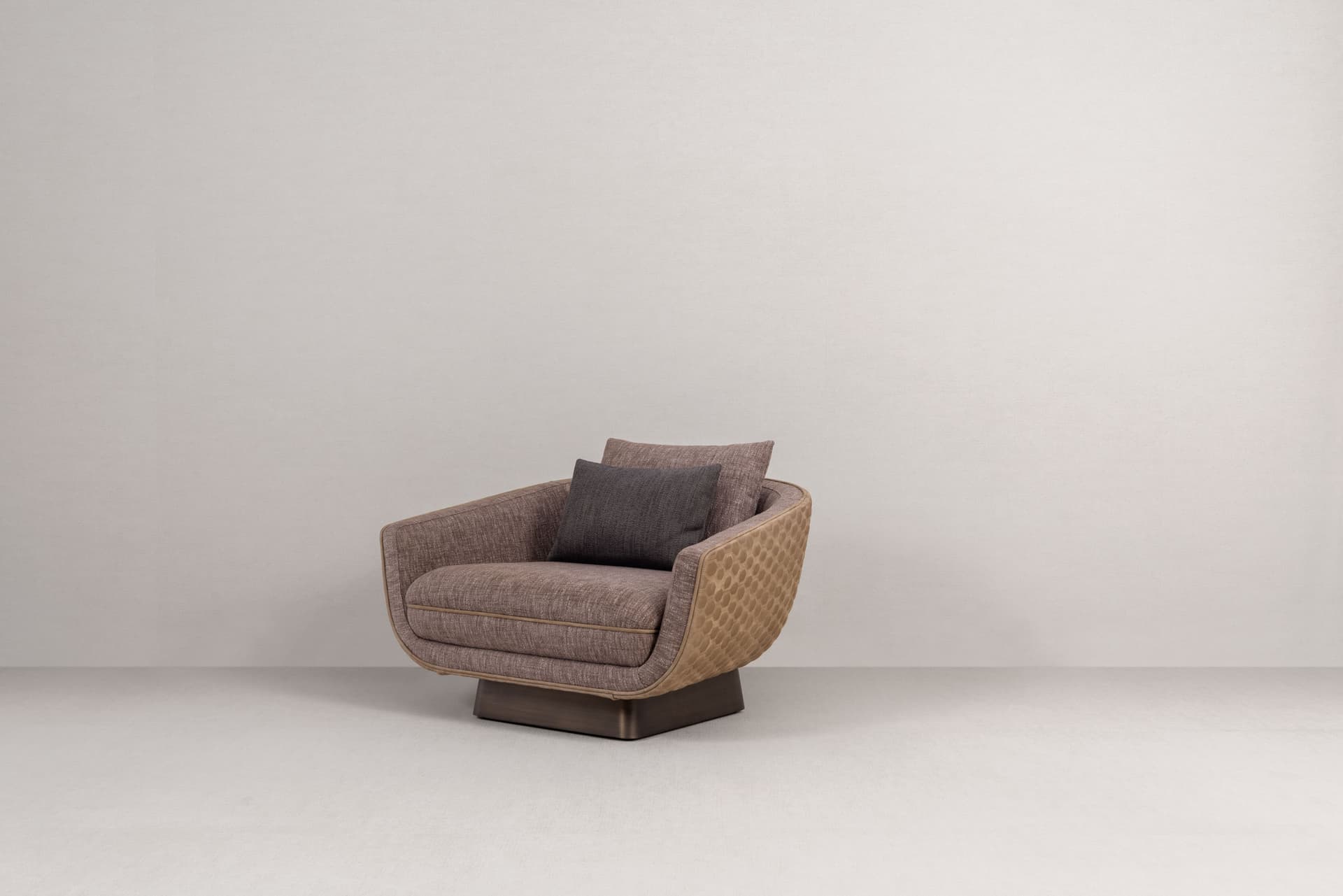 DIVIANA
BEATRICE
Fabric armchair with armrests