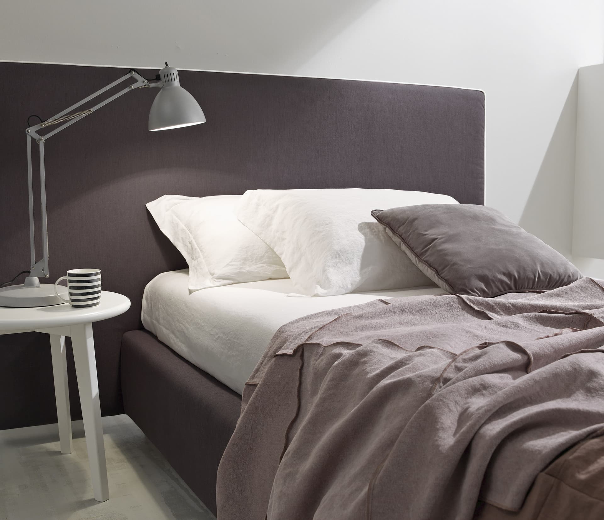 Duomo Design
MONO ALTO
Full size upholstered bed