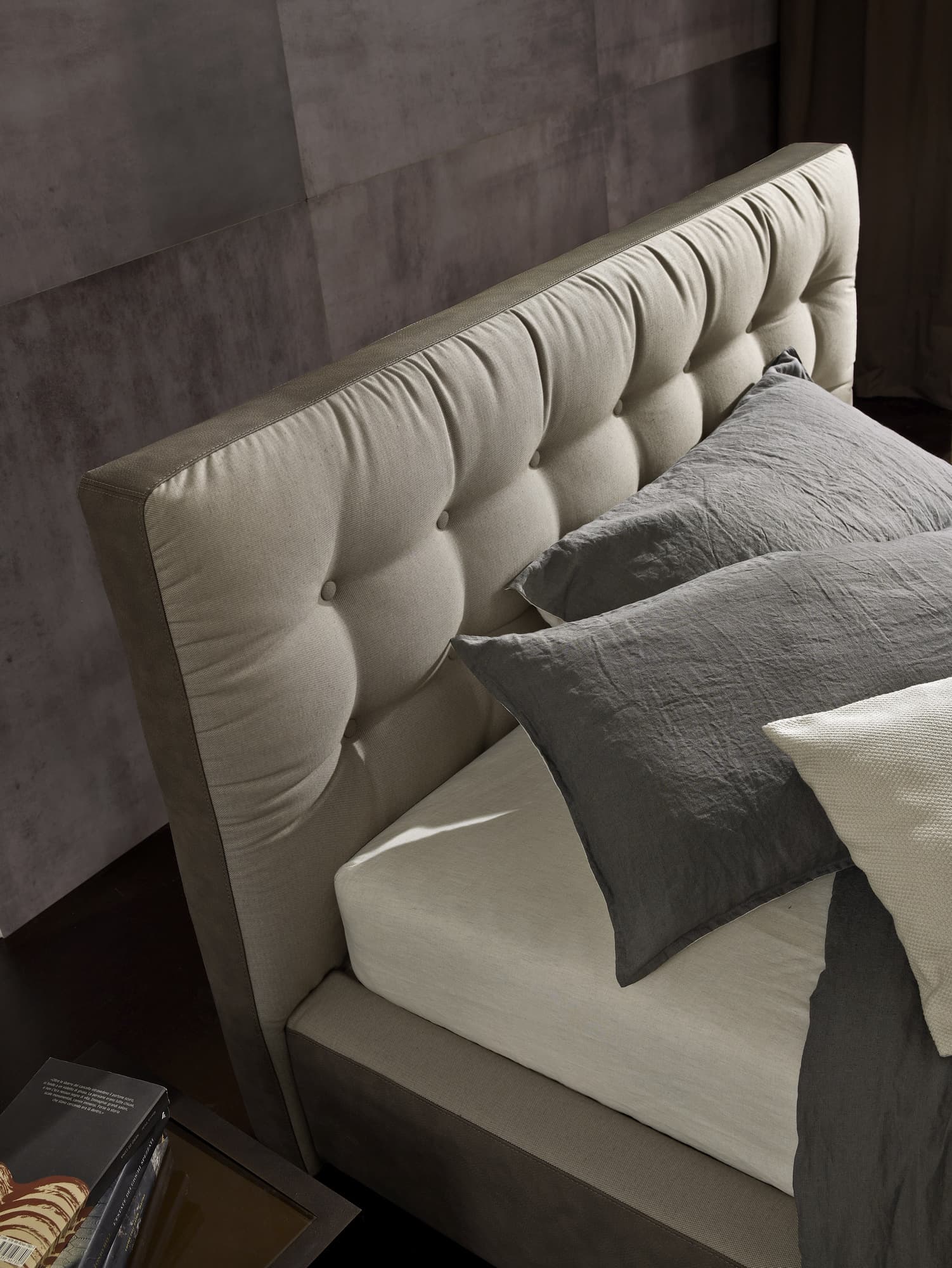 Duomo Design
PARIGI
Full size upholstered bed with tufted headboard